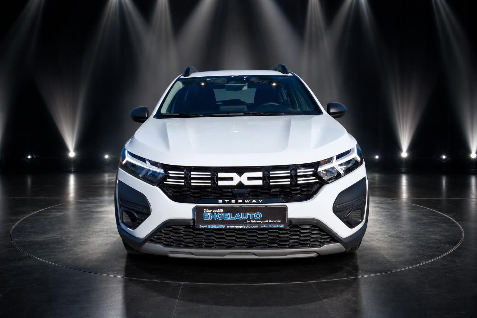Dacia Sandero Stepway weiss Frontansicht mit LED-Scheinwerfern und markanter Kuehlergrill