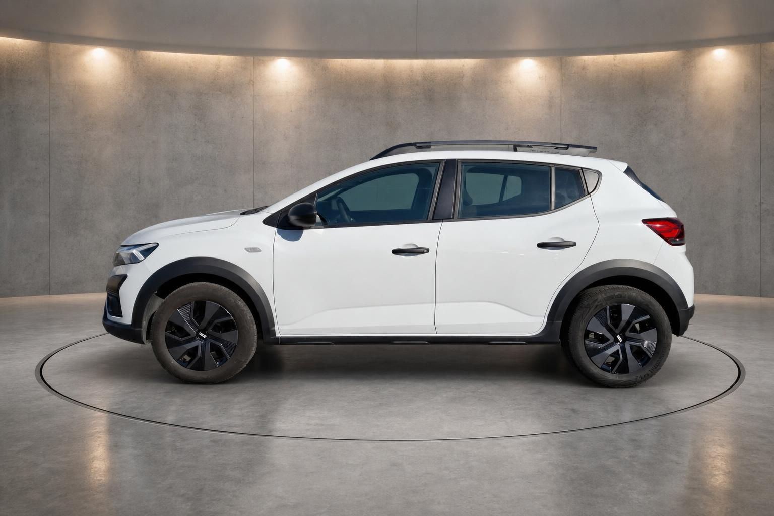 Dacia Sandero Stepway weiss Seitenansicht links - kompakter SUV mit schwarzer Kunststoffverkleidung