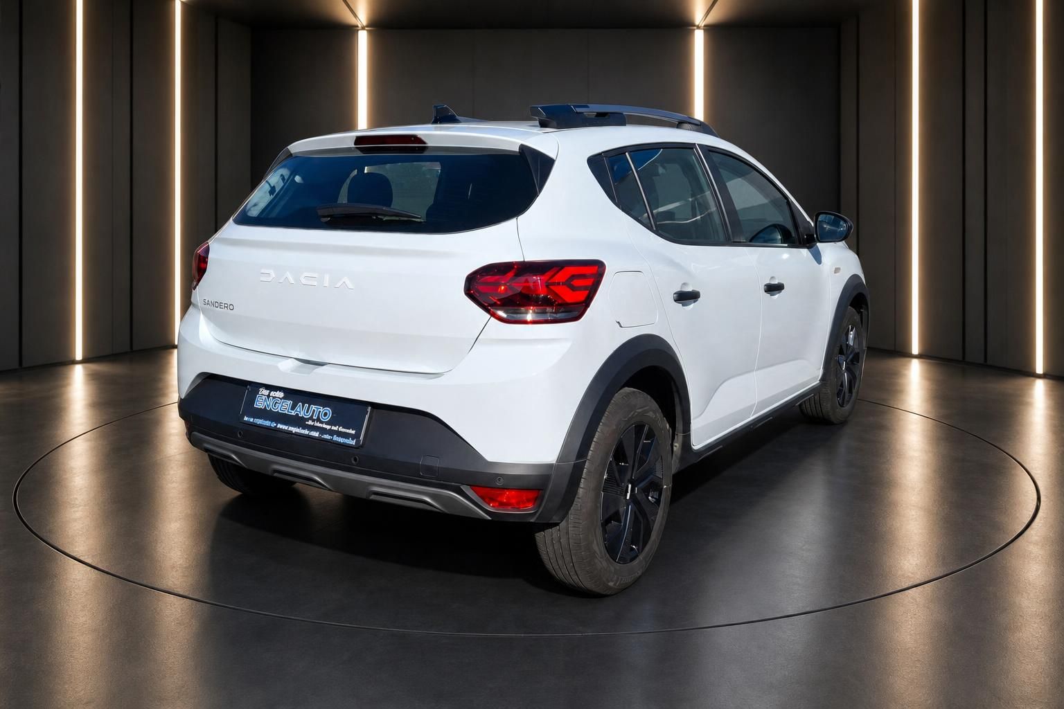 Dacia Sandero Stepway weiss Heckansicht mit LED-Rueckleuchten und schwarzen Spoiler-Elementen