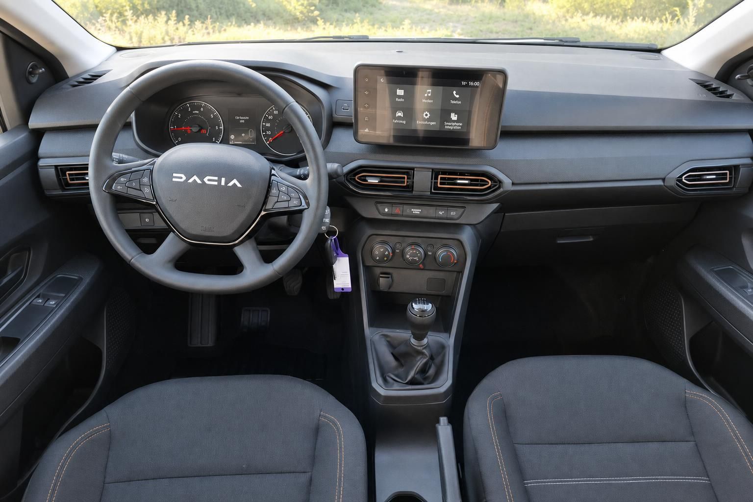 Dacia Sandero Innenraum mit Lenkrad, Armaturenbrett und Touchscreen Display - Fahrzeug Interior
