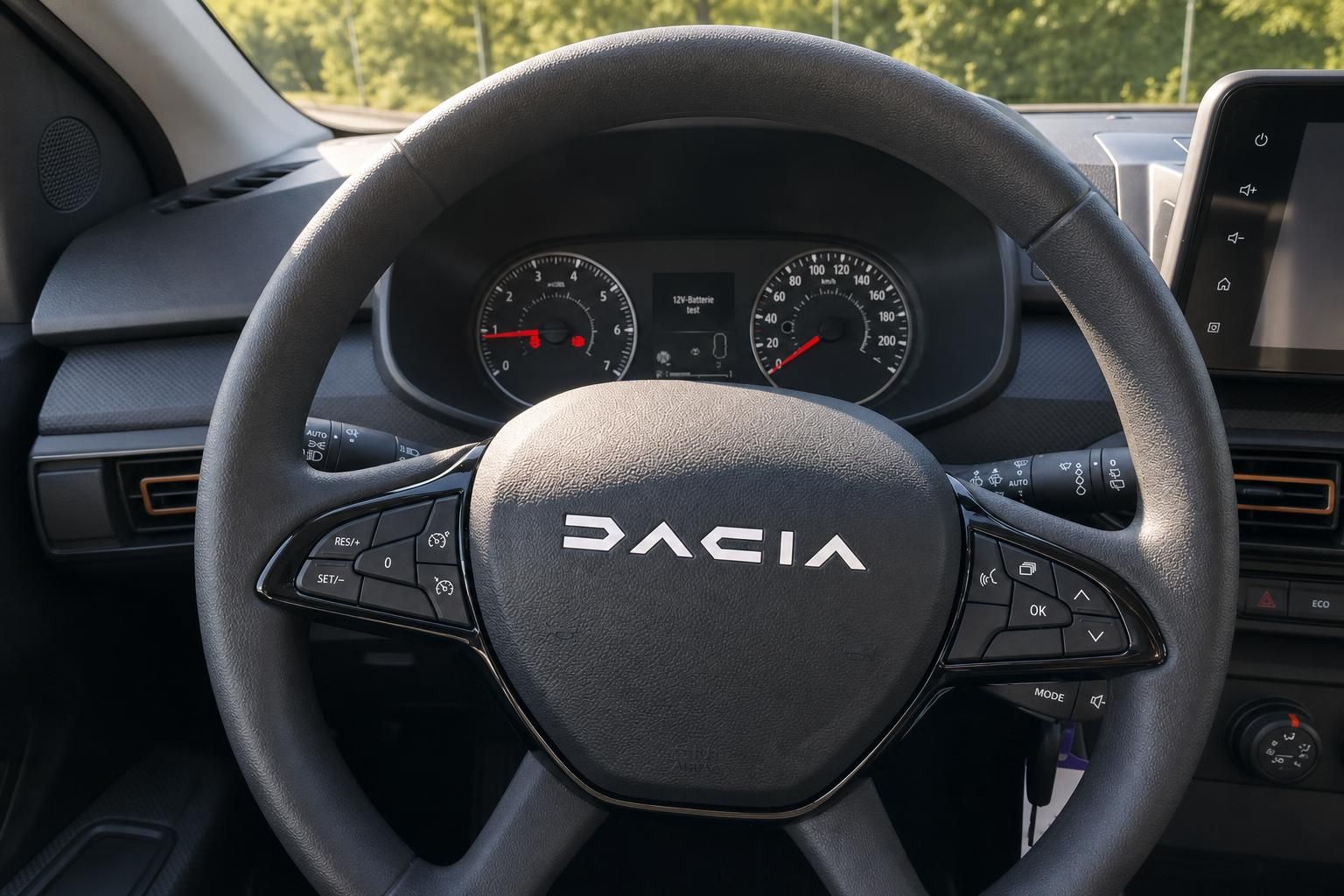 Dacia Sandero Lenkrad mit Multifunktionstasten und Instrumentenkombi - Cockpit Detail