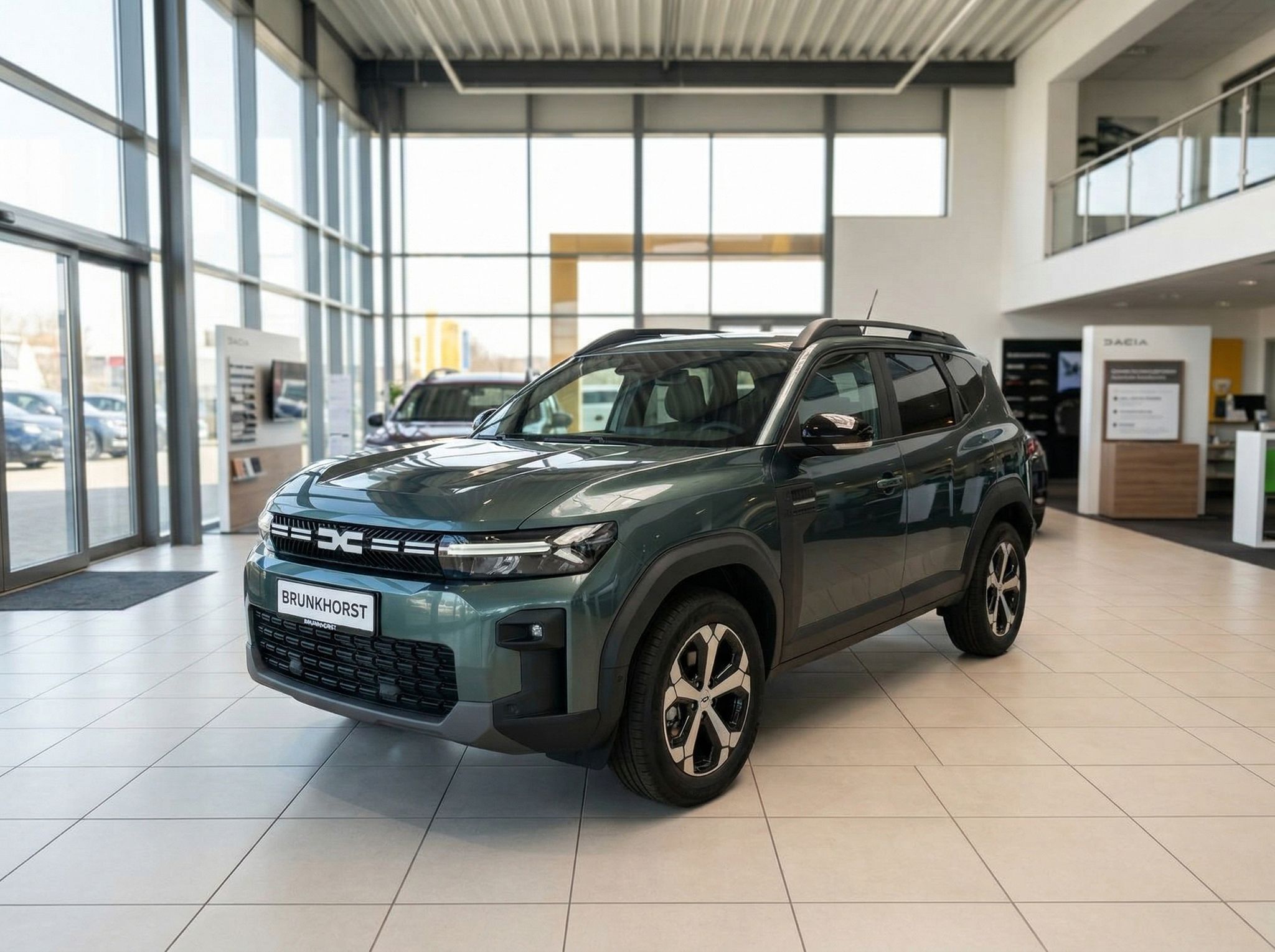 Dacia Bigster SUV in Grün im Autohaus Brunkhorst Showroom - Frontansicht mit modernem Design