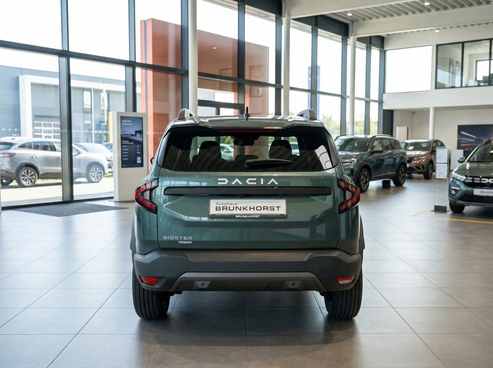 Dacia Bigster SUV Heckansicht in Grün - Rückleuchten und Kennzeichen im Autohaus Showroom
