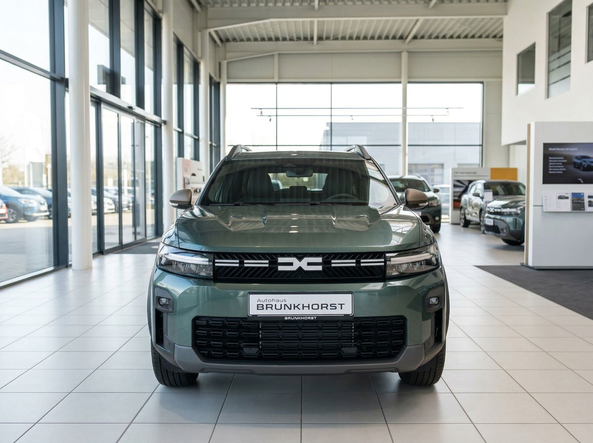 Dacia SUV Frontansicht grün metallic im Autohaus - modernes Design mit LED-Scheinwerfern