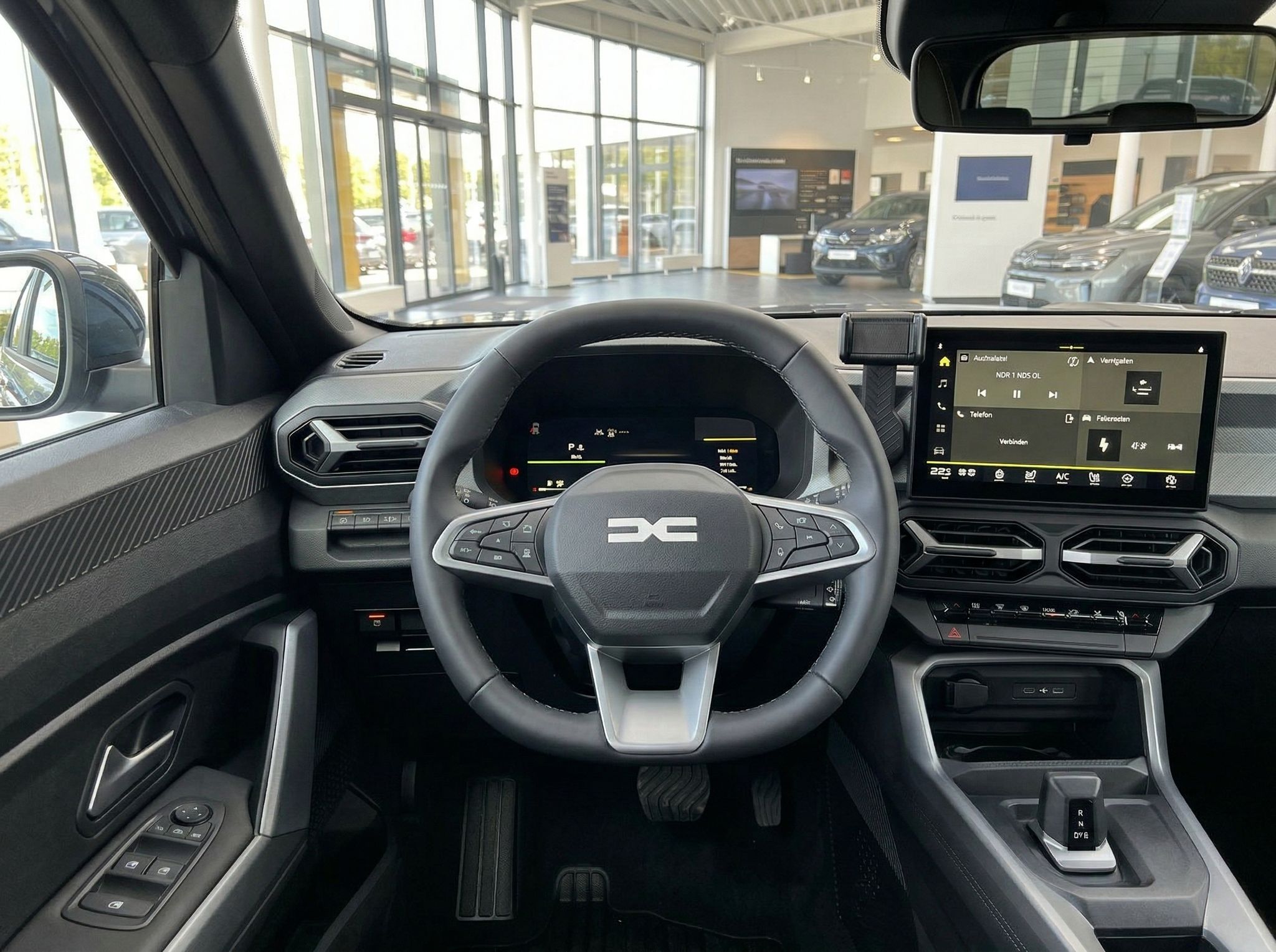 Fahrzeug-Cockpit mit Lenkrad, digitalem Display und Infotainment-System im Autohaus