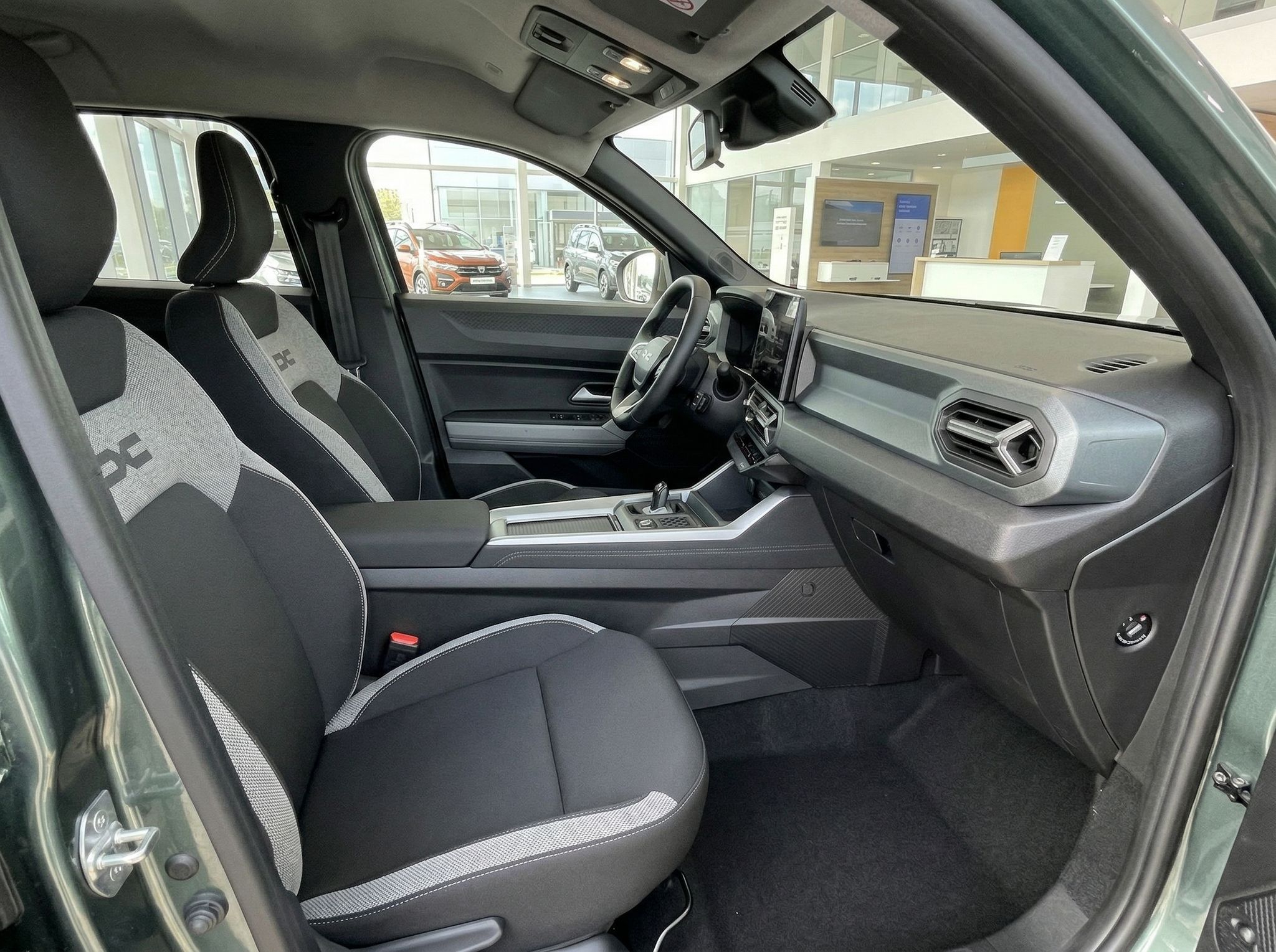 Fahrzeug-Innenraum mit Frontsitzen, Mittelkonsole und Schaltung im Autohaus