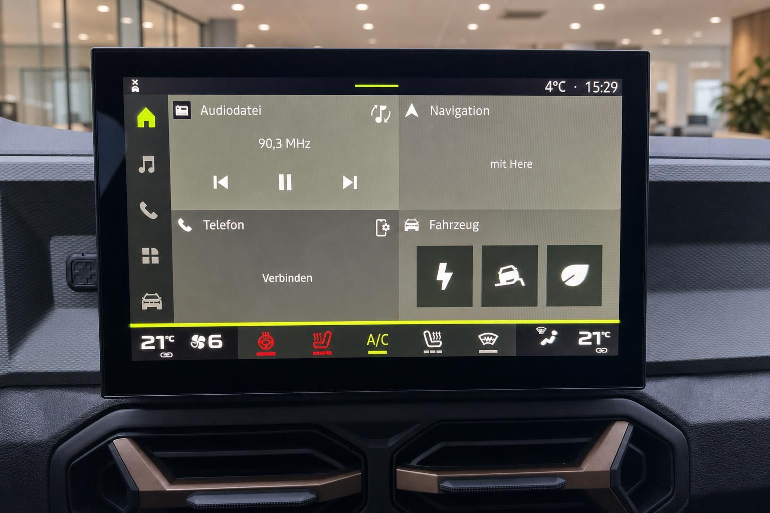 Infotainment Touchscreen mit Navigation und Klimabedienung im Auto