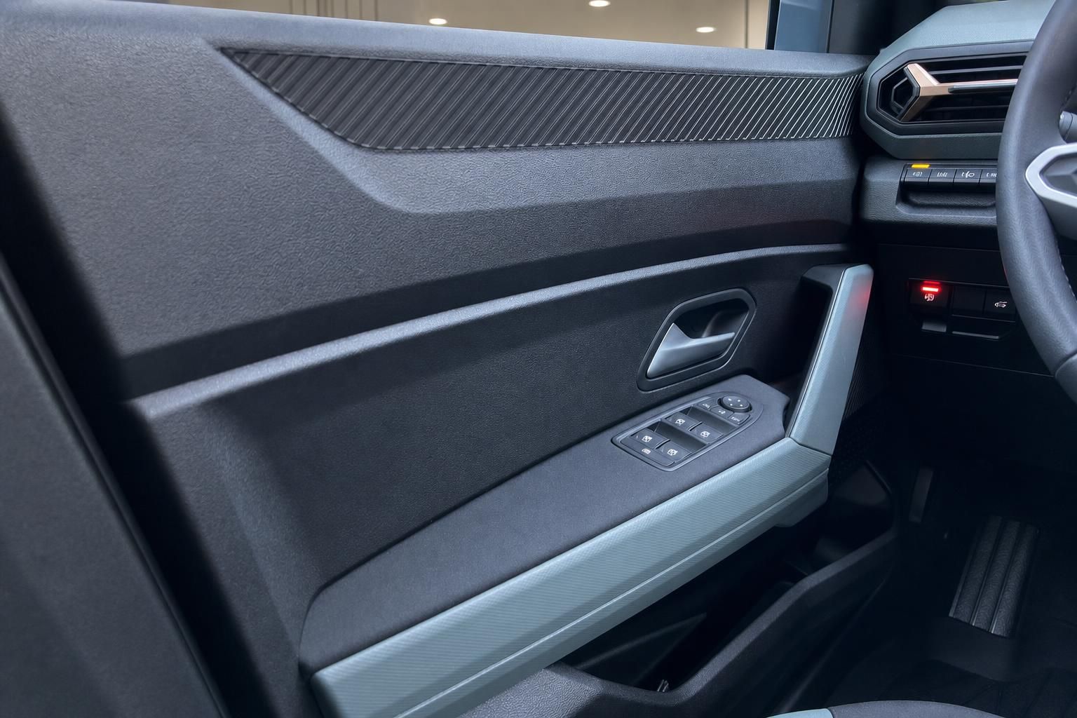 Detailansicht Tuerverkleidung mit Fensterheber Bedienelementen im Fahrzeug
