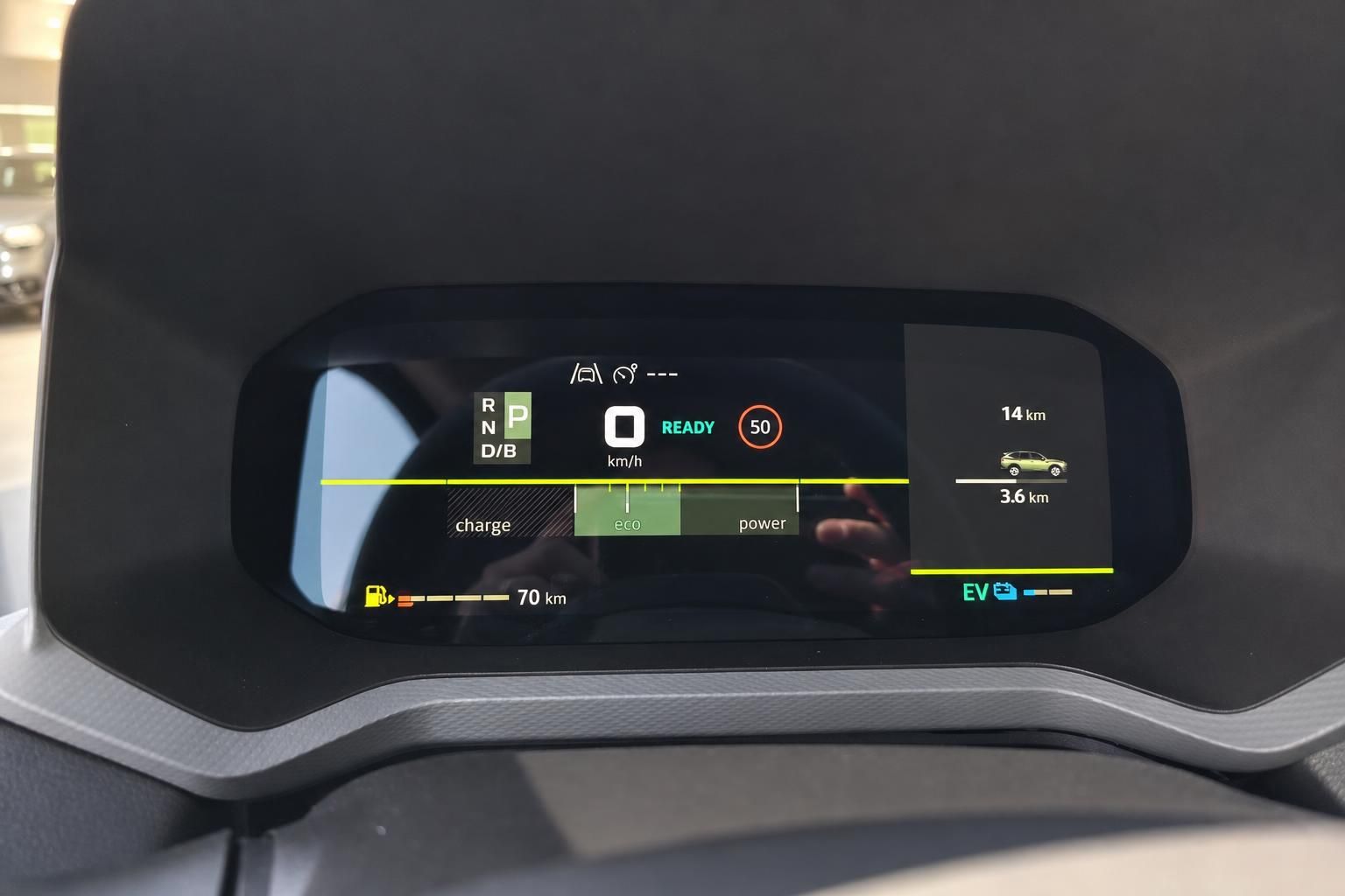 Digitales Kombiinstrument mit Ready-Anzeige und Reichweite im Elektrofahrzeug