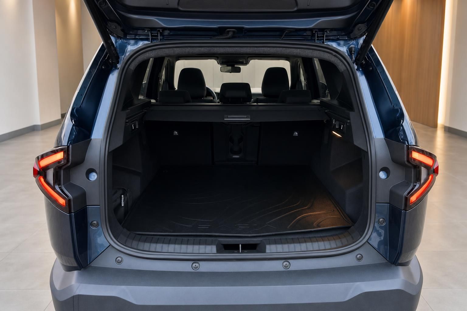 Geraeumiger Kofferraum eines Dacia SUV mit geoeffneter Heckklappe