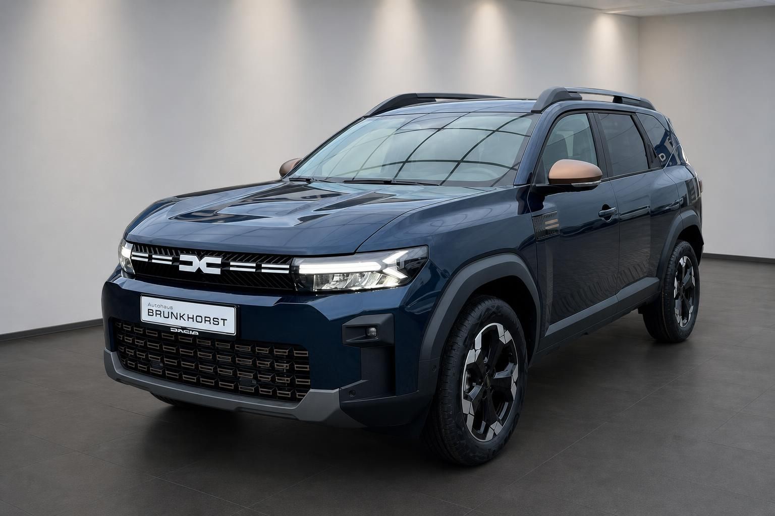 Dacia Bigster SUV in Blau, Seitenansicht schräg vorne im Showroom