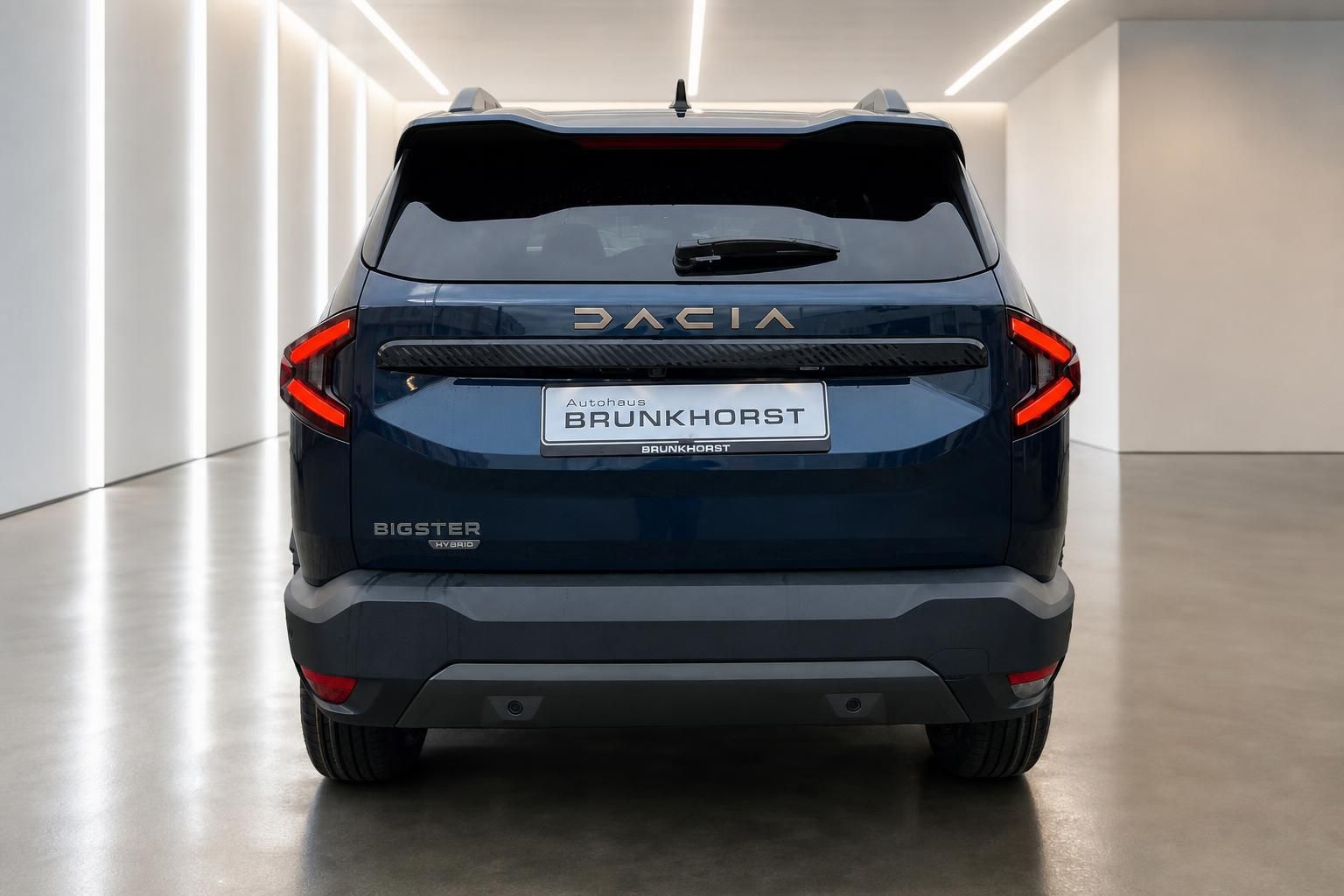 Dacia Bigster Hybrid in Blau, Heckansicht mit LED-Rückleuchten im Autohaus