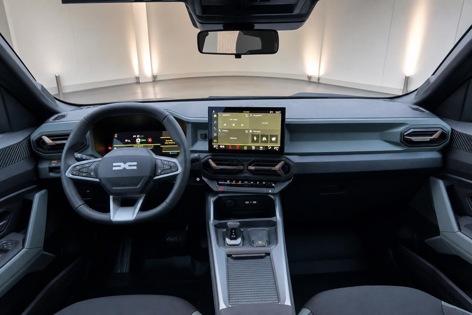Cockpit Ansicht mit Lenkrad, Touchscreen und Mittelkonsole