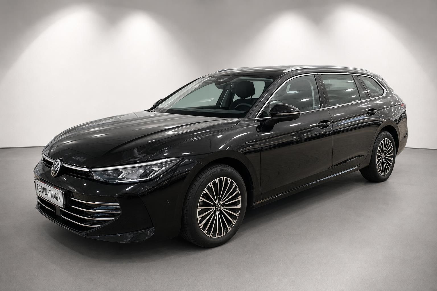 VW Passat Variant schwarz Frontansicht Studio Gebrauchtwagen