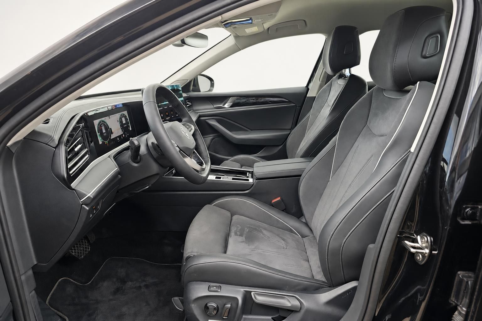 VW Passat Fahrersitz Cockpit Ansicht durch geoeffnete Tuer