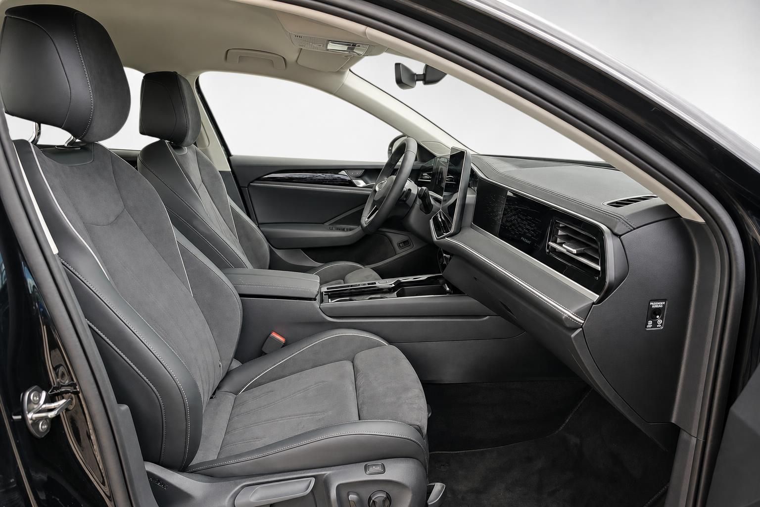 VW Passat Innenraum Vordersitze Leder schwarz Cockpit Ansicht