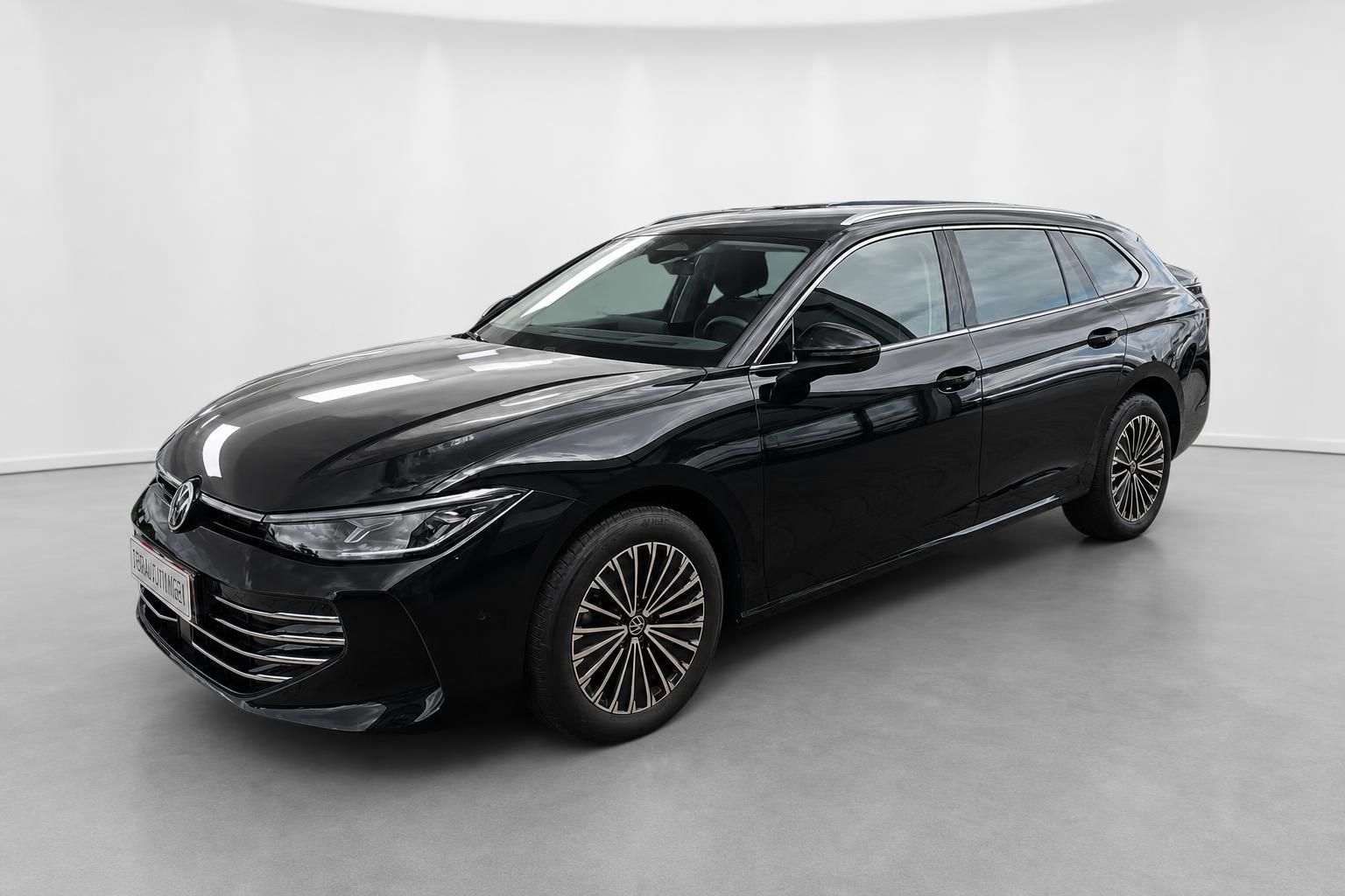 VW Passat Variant schwarz Frontansicht schraeg im Autohaus