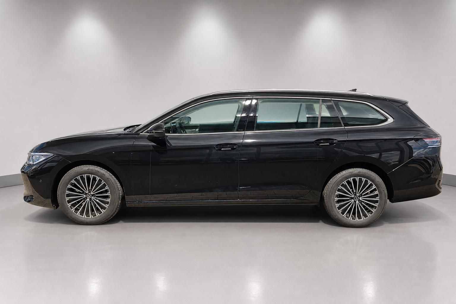 VW Passat Variant schwarz Seitenansicht komplett im Profil