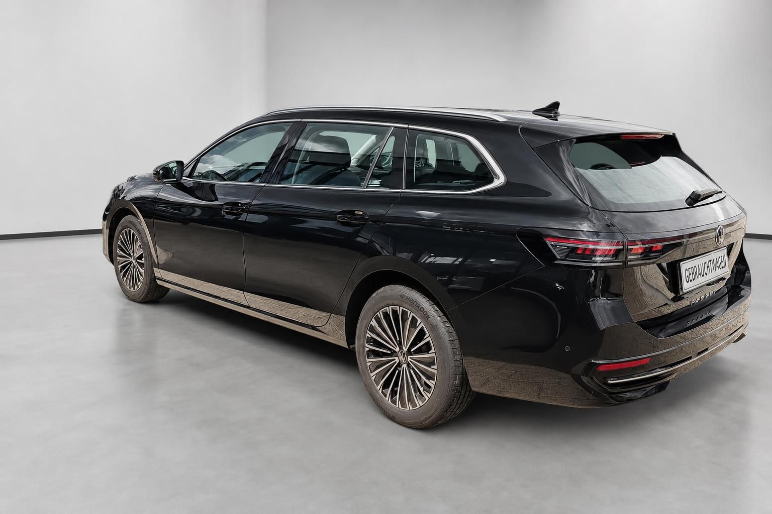 VW Passat Variant schwarz Heckansicht schraeg mit Kennzeichen
