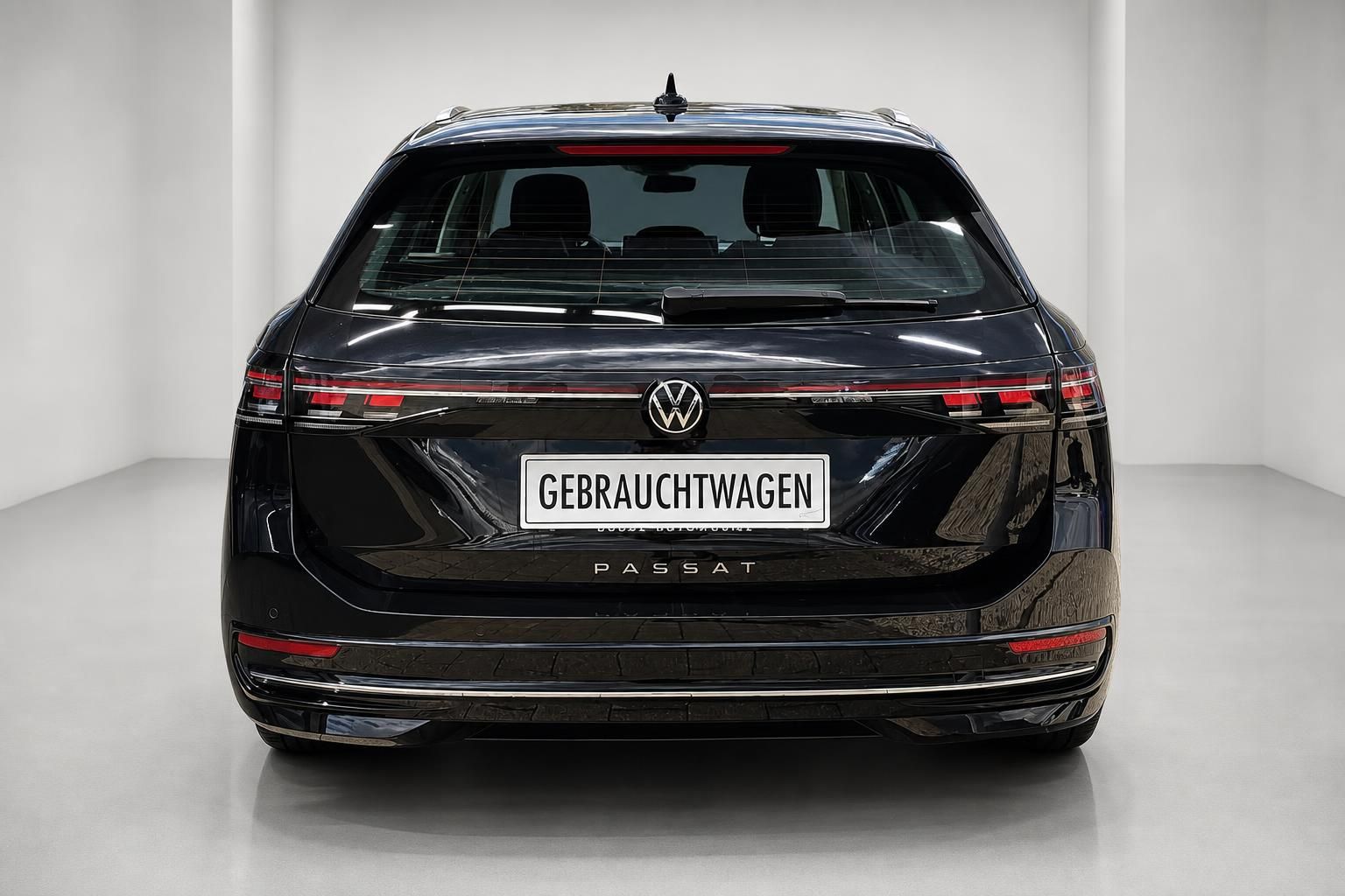 VW Passat Variant schwarz Heckansicht Gebrauchtwagen Studio