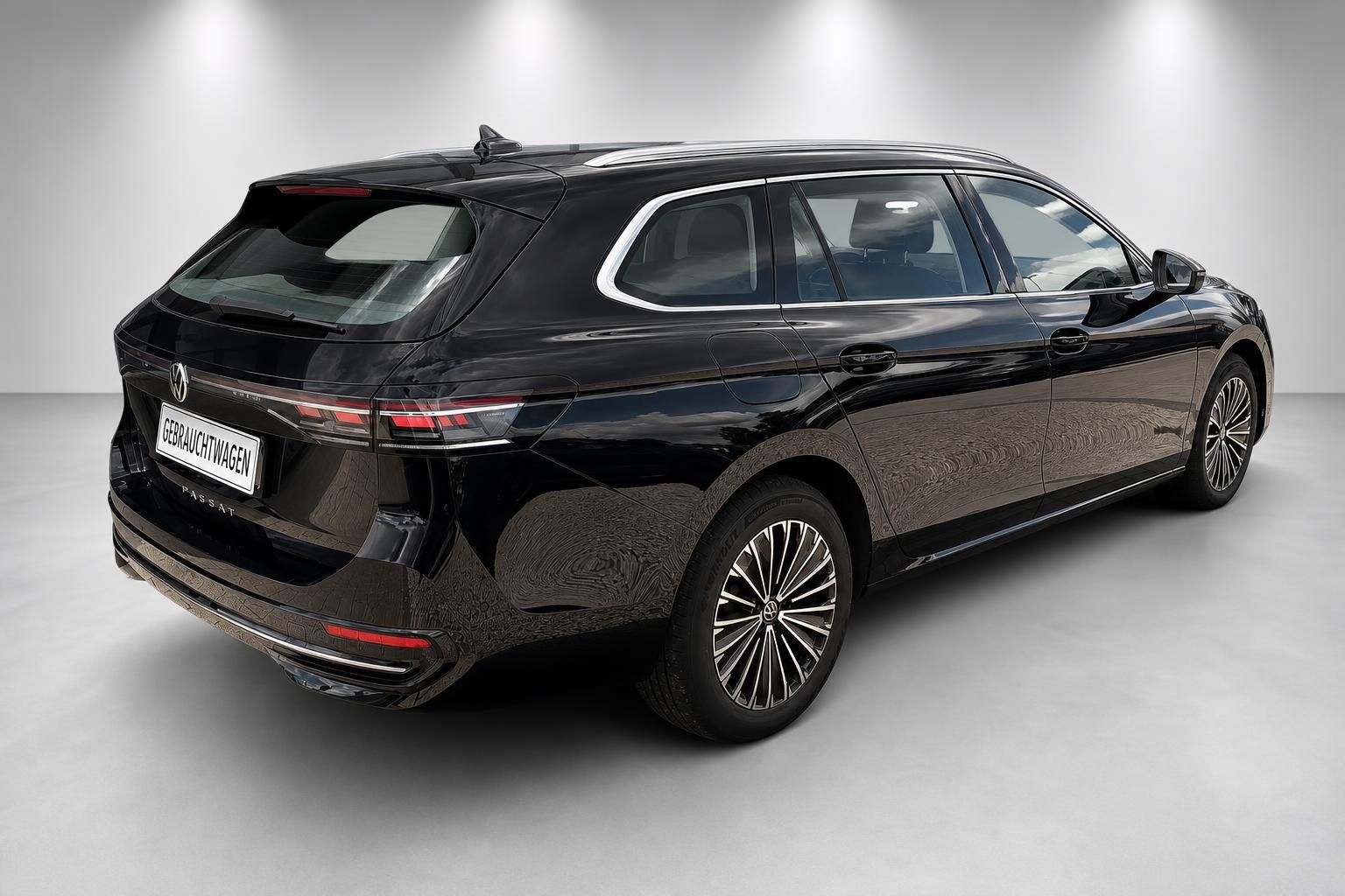 VW Passat Variant schwarz Heck schraeg Gebrauchtwagen Ansicht