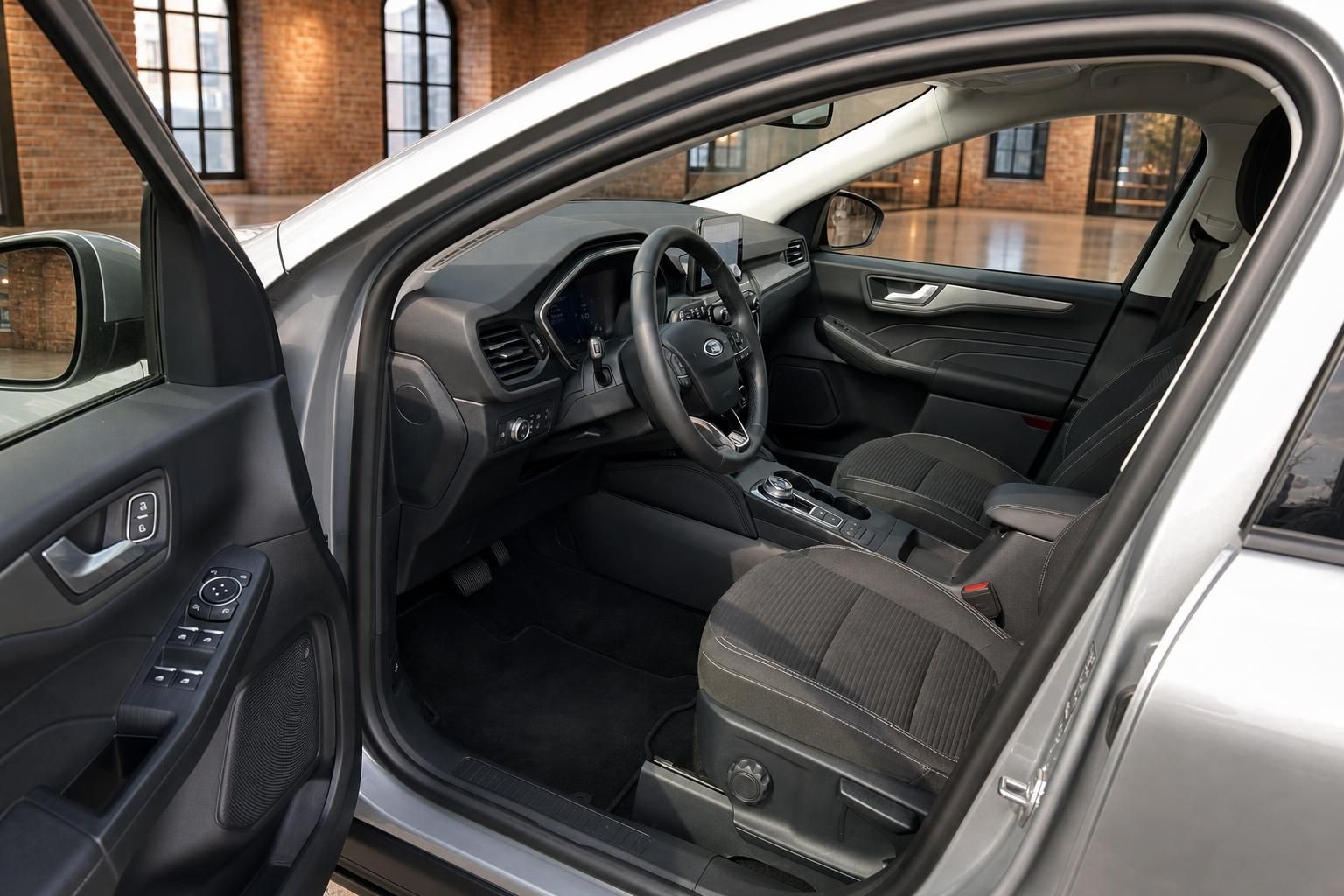 Ford Kuga silber Innenraum Cockpit mit geöffneter Fahrertür