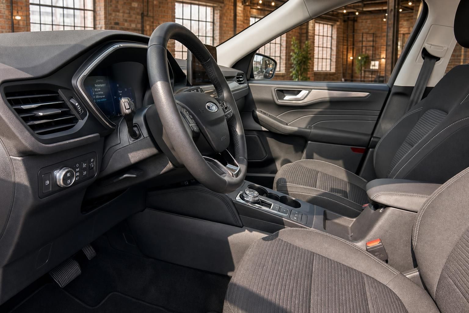 Ford Innenraum mit Cockpit, Lenkrad und Sitzen in Industrieloft-Ambiente