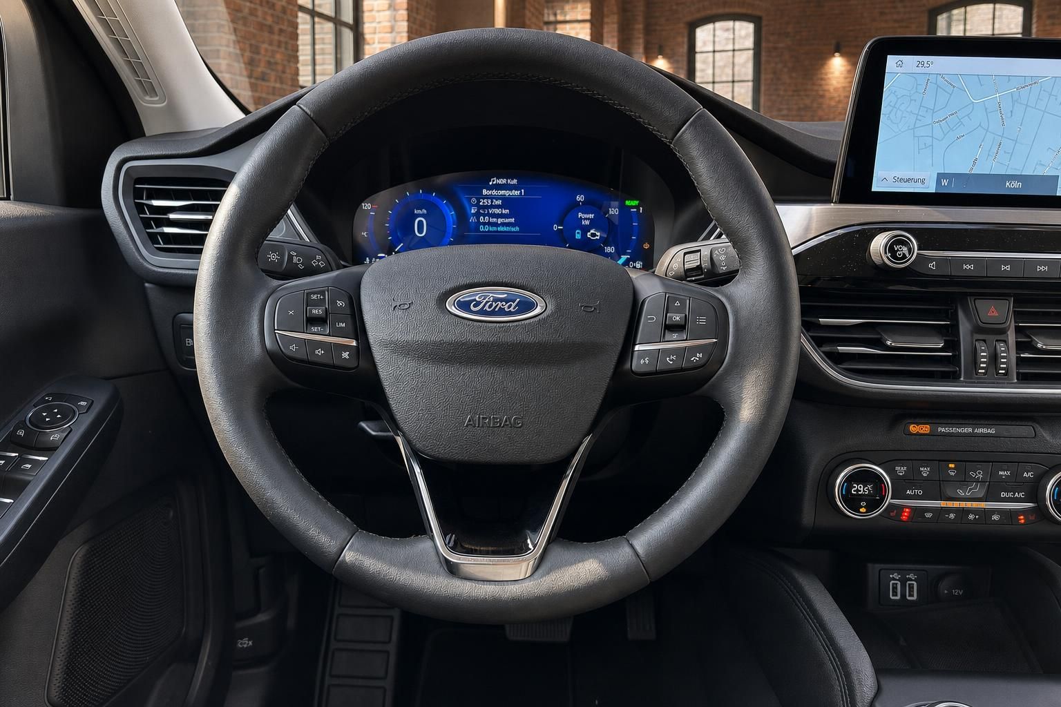 Ford Lenkrad Nahaufnahme mit Bedienelementen und digitalem Tacho
