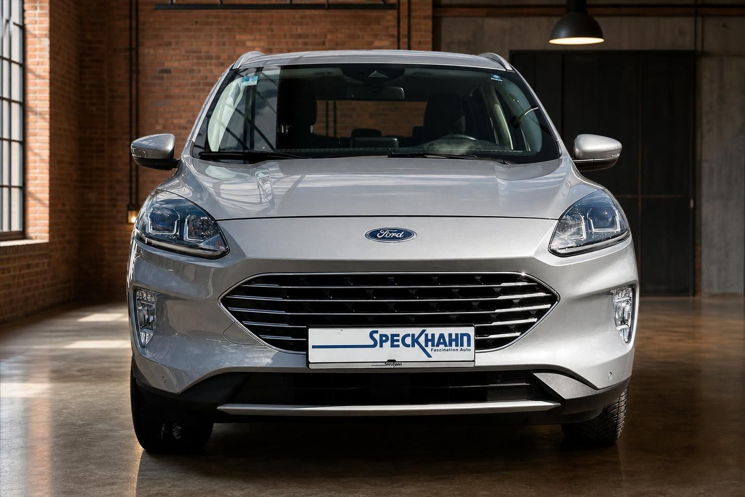 Ford Kuga silber Frontansicht mit Kühlergrill und Ford-Logo