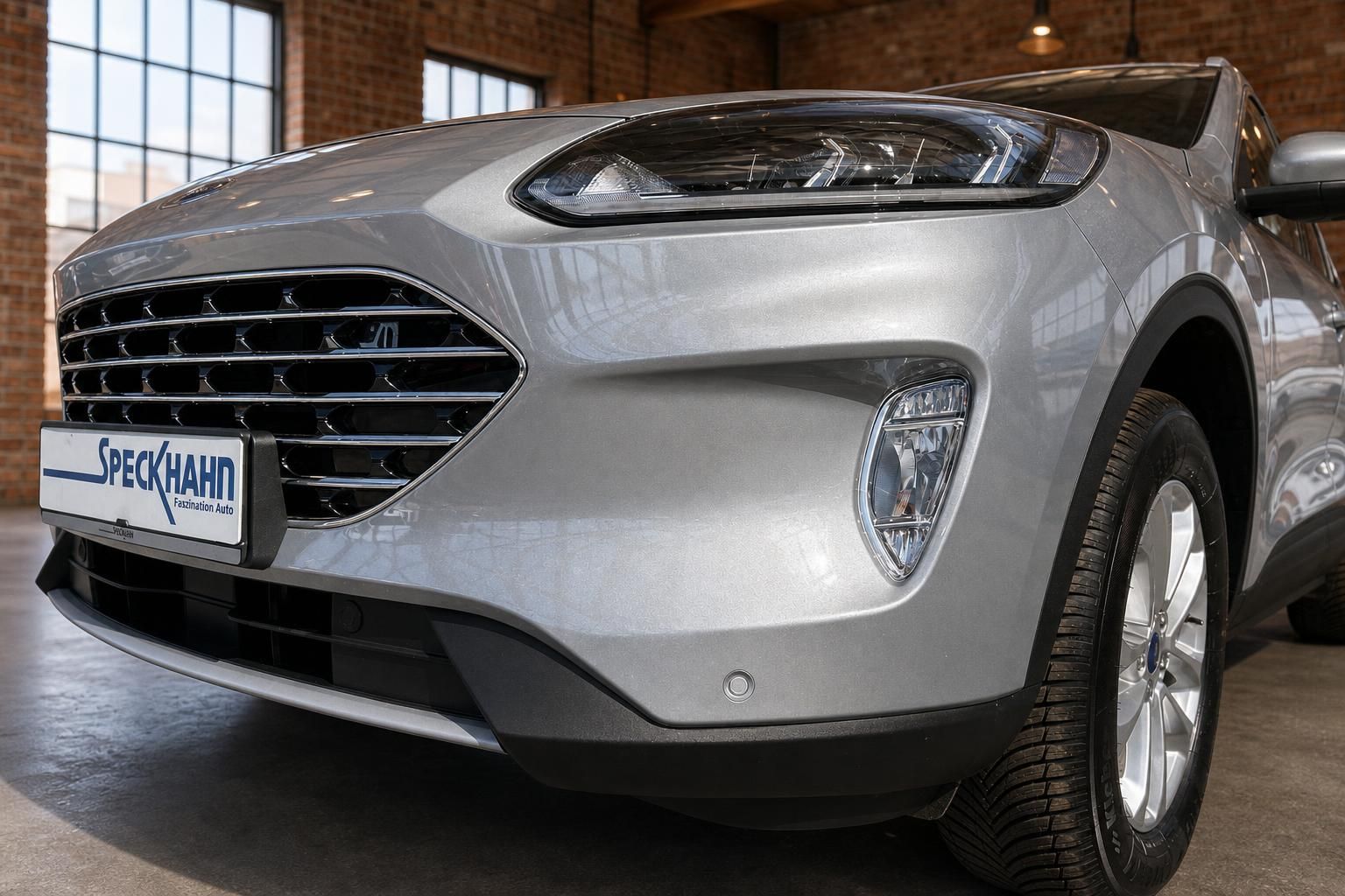 Ford Kuga silber Frontstoßstange und Scheinwerfer Nahaufnahme