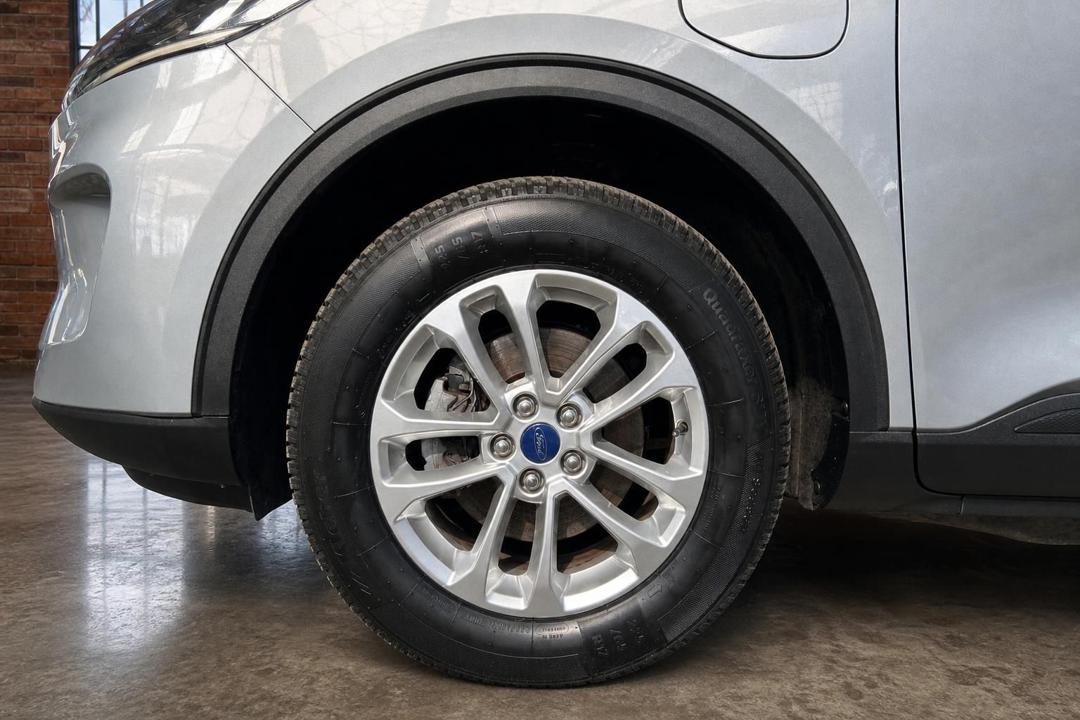 Ford Kuga silber Felge und Reifen Detailansicht vorne