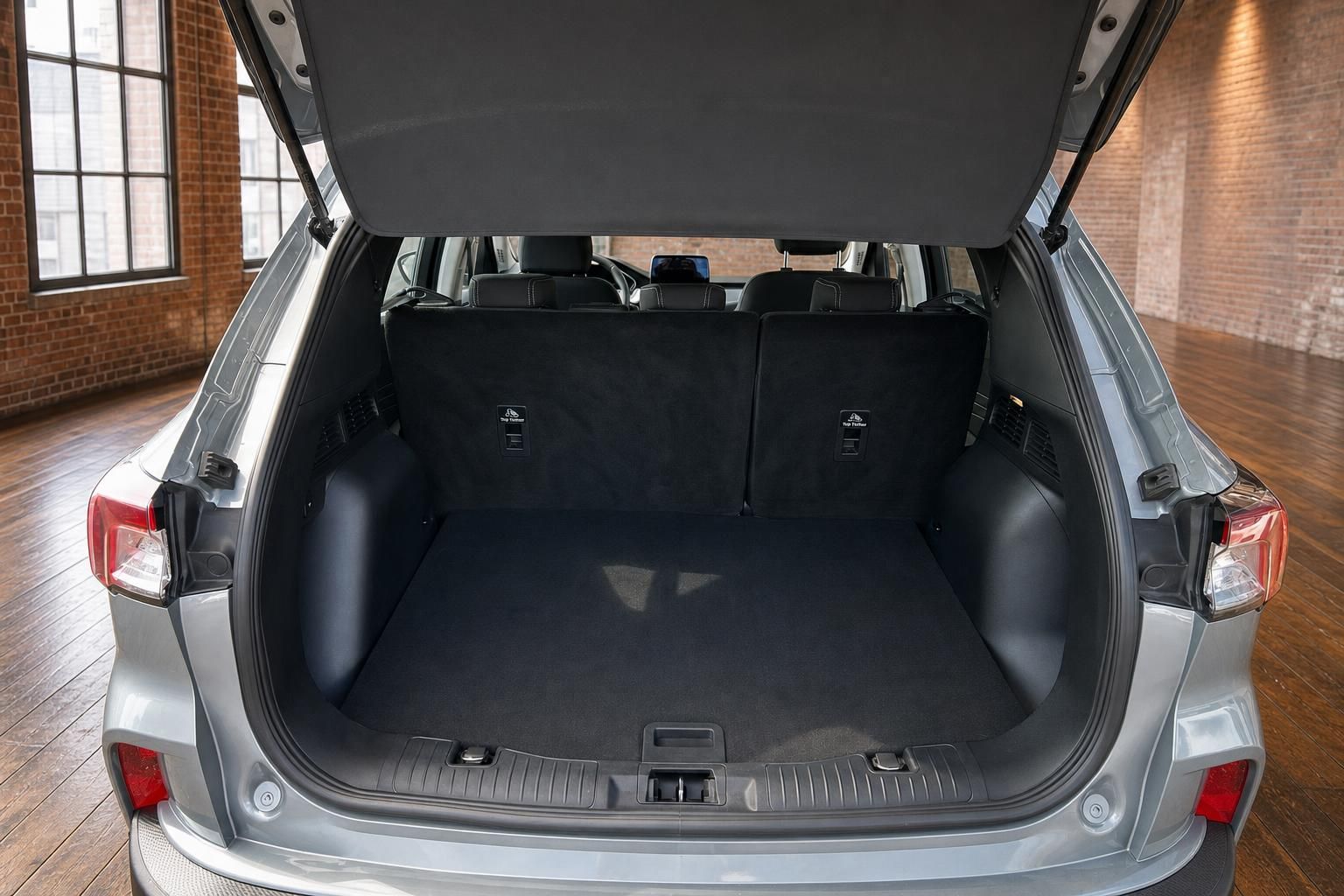 Ford Kuga silber Kofferraum mit geöffneter Heckklappe