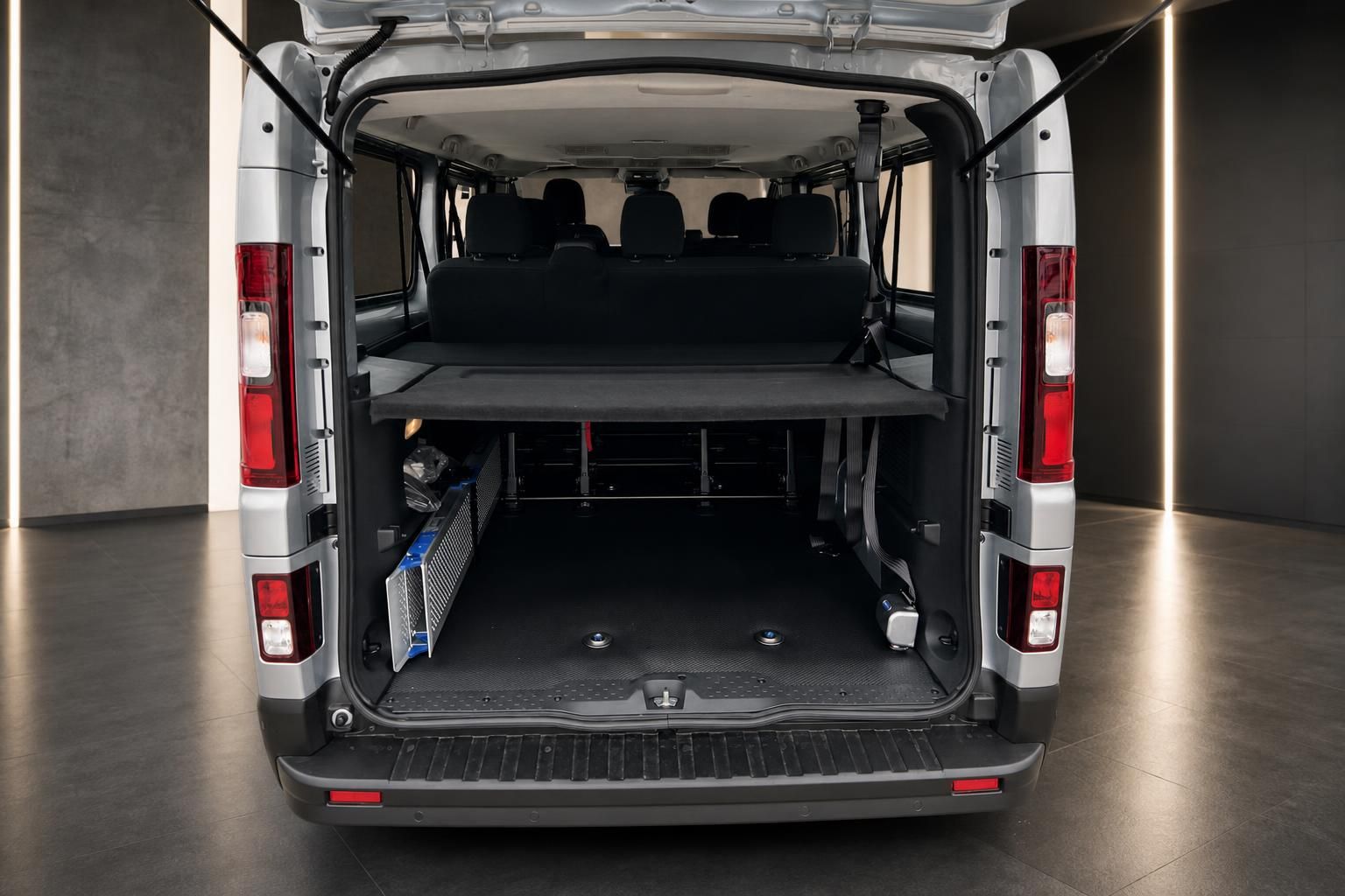 Kofferraum Innenansicht eines weißen Transporters mit ausklappbarem Bett