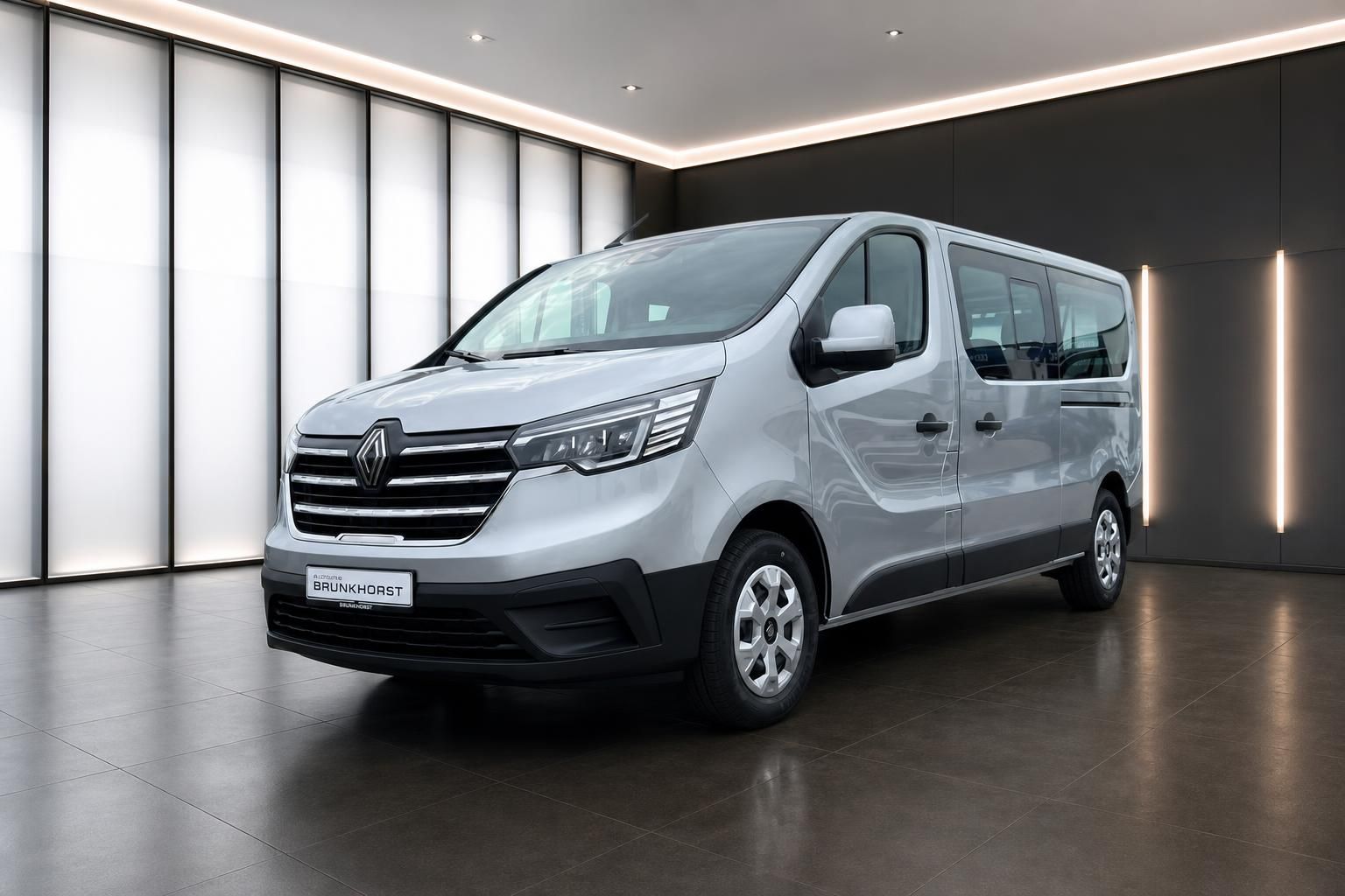 Renault Transporter silber Seitenansicht im Showroom - hochwertiger Nutzfahrzeug bei Autohaus Brunkhorst