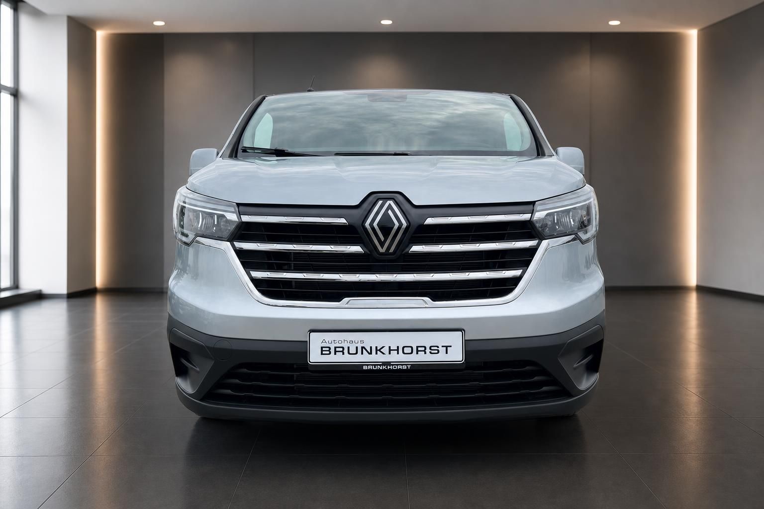 Renault Transporter silber Frontansicht mit Kühlergrill - modernes Nutzfahrzeug bei Brunkhorst