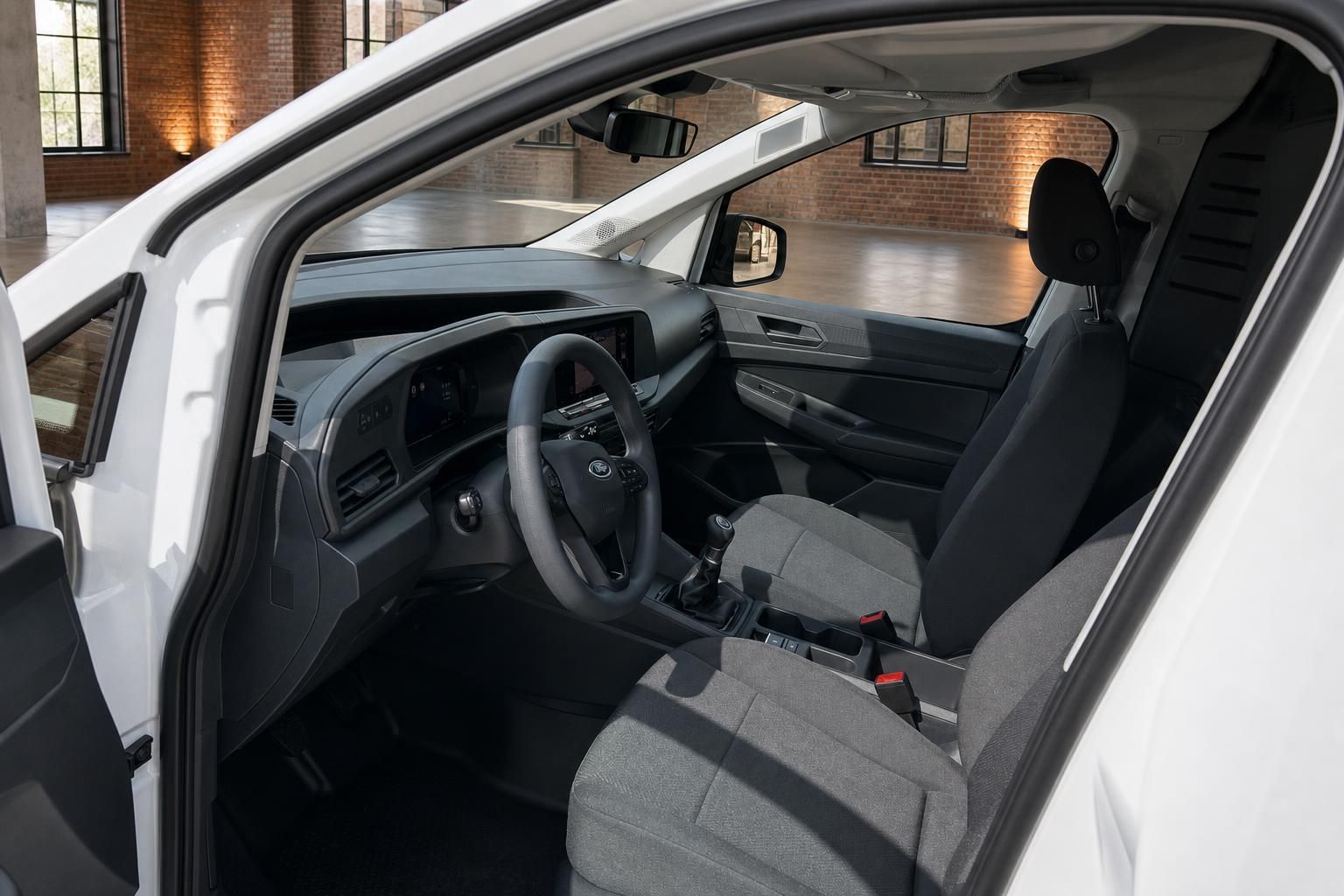 Ford Transit Courier Innenraum mit Cockpit und Vordersitzen