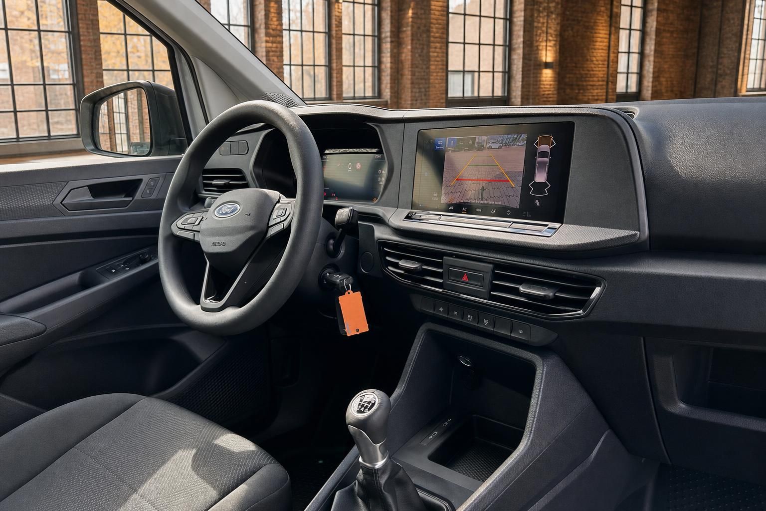 Ford Cockpit mit Lenkrad, Digitaltacho und Rückfahrkamera-Display