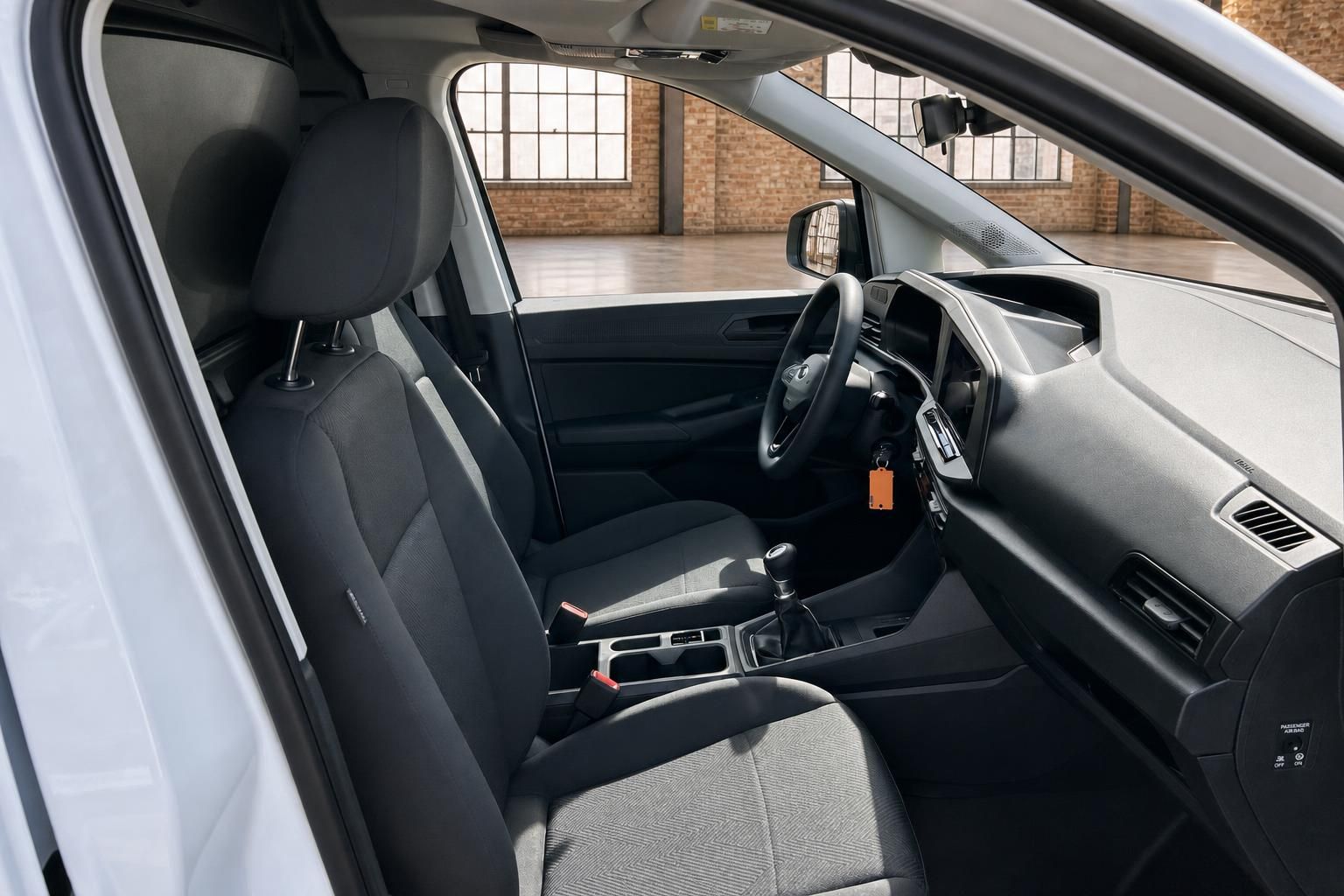 Ford Fahrzeuginnenraum mit Vordersitzen und Blick auf Armaturenbrett