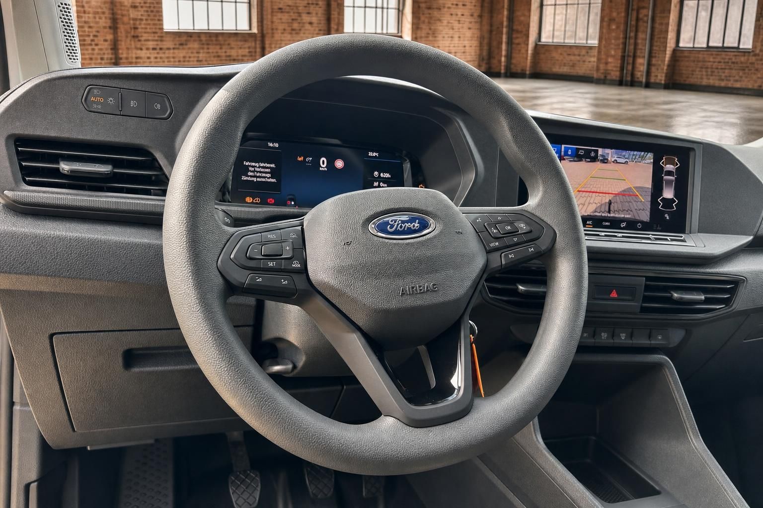 Ford Lenkrad Nahaufnahme mit Bedienelementen und Bordcomputer-Display