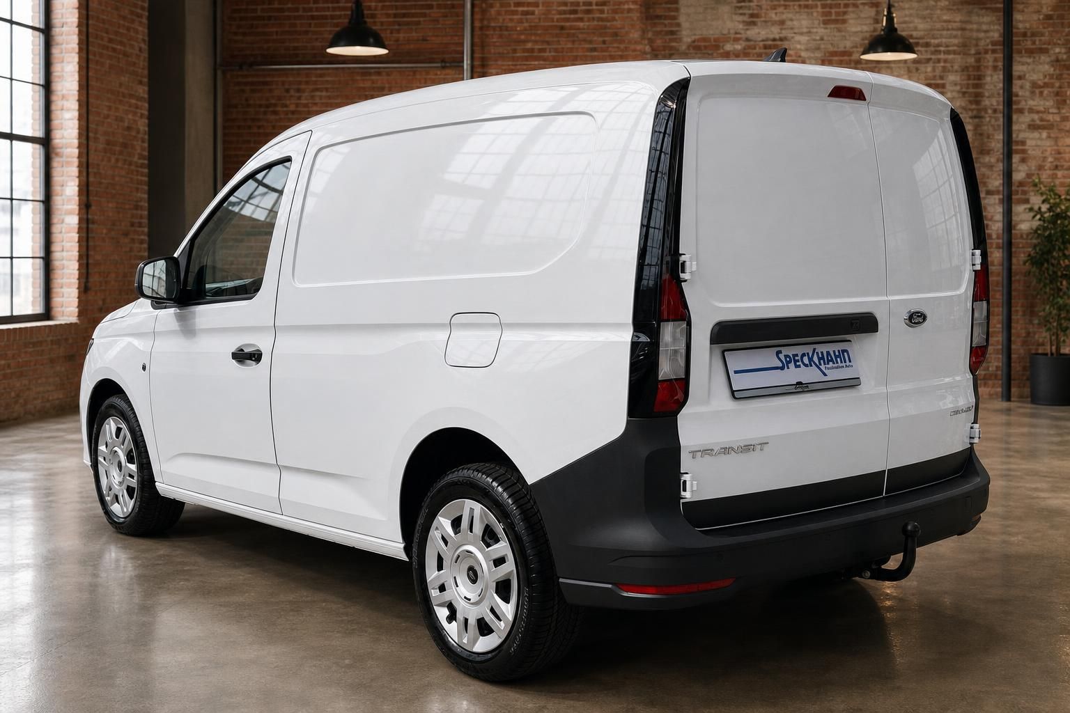 Ford Transit Connect Kastenwagen weiß, Heckansicht schräg im Showroom