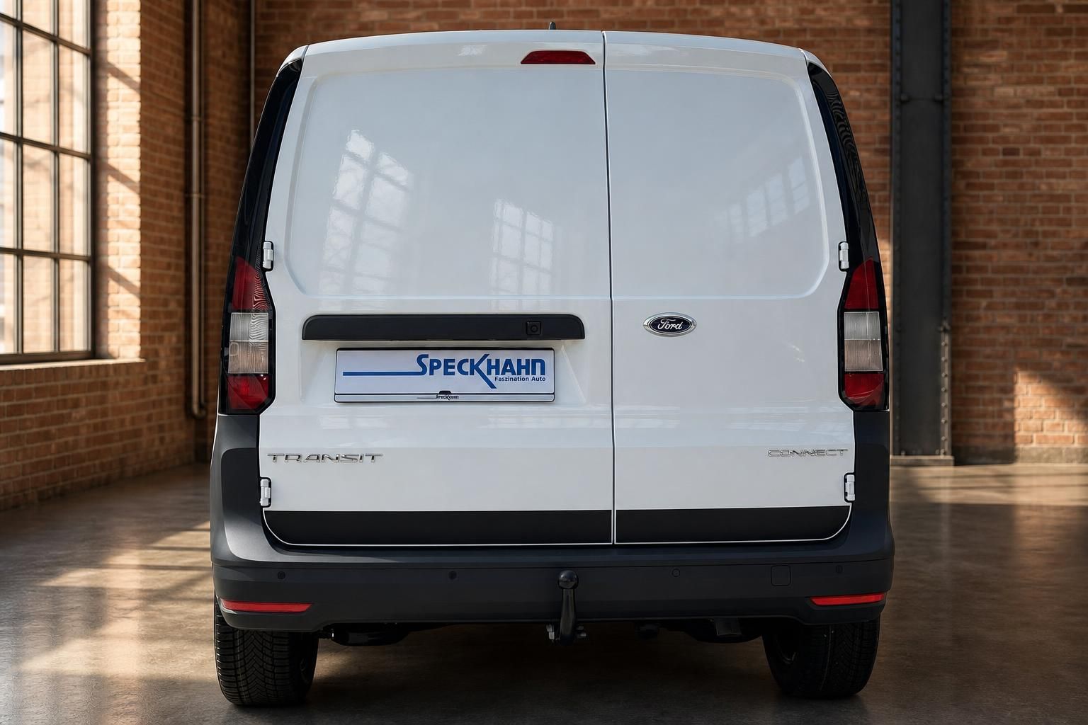 Ford Transit Connect weiß, direkte Heckansicht mit Ladetüren