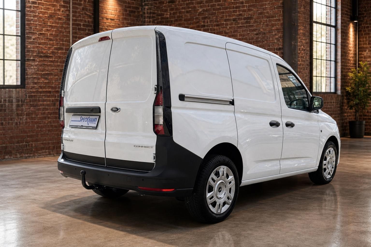 Ford Transit Connect weiß, Heckansicht schräg, Nutzfahrzeug im Loft-Ambiente