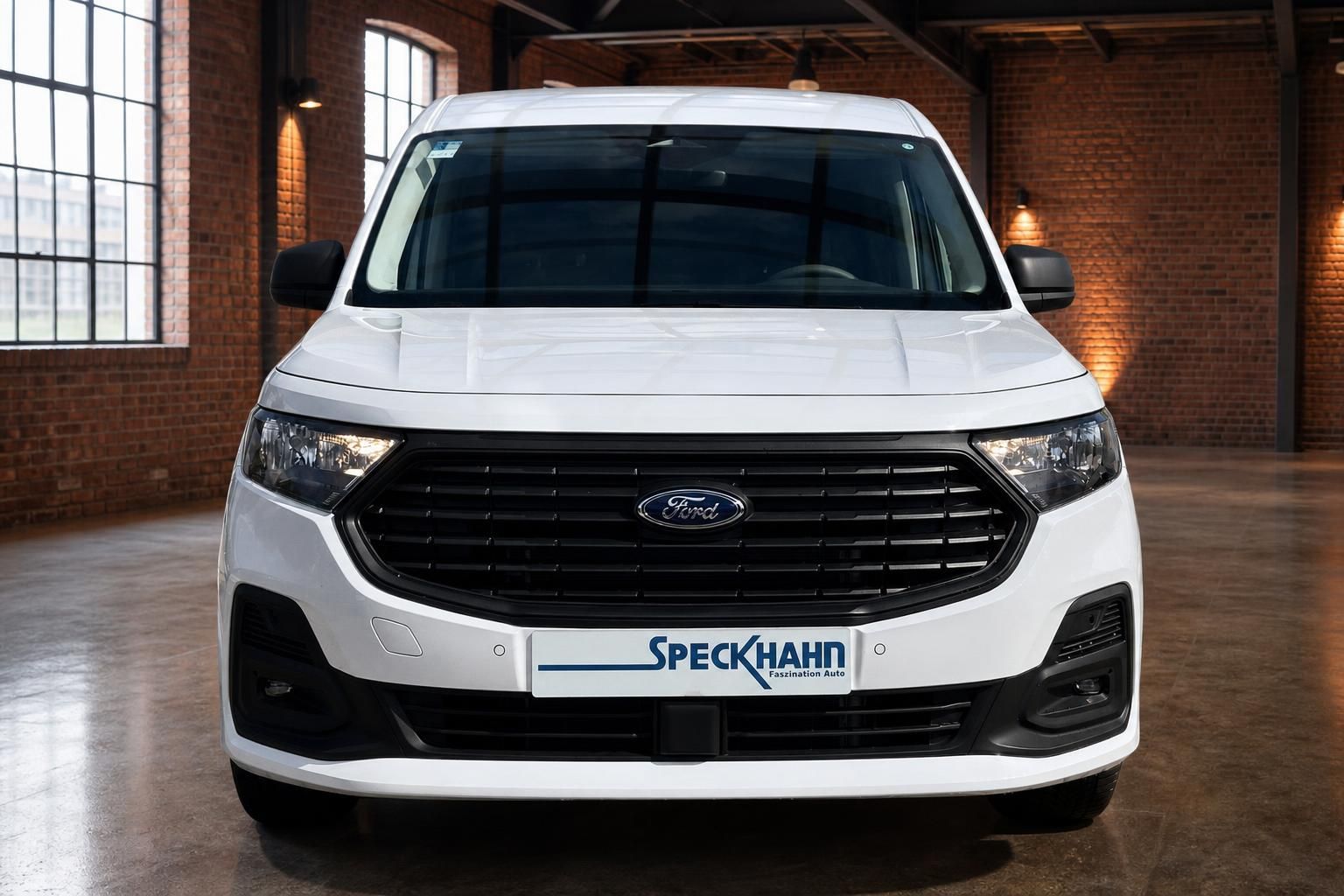 Ford Transit Courier weiß, Frontansicht mit Kühlergrill und Logo