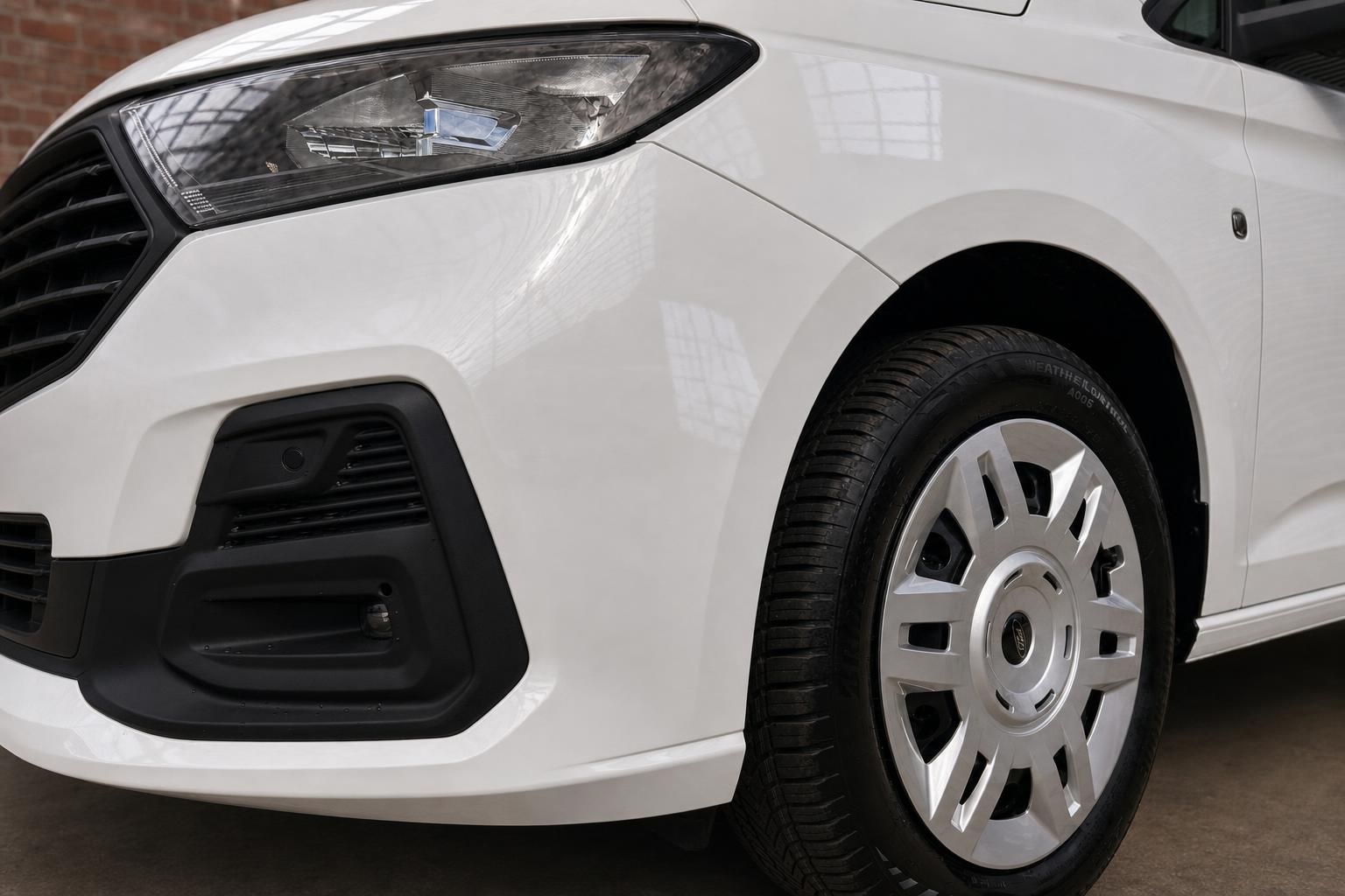 Ford Transit Courier weiß, Detailansicht Frontstoßstange und Felge