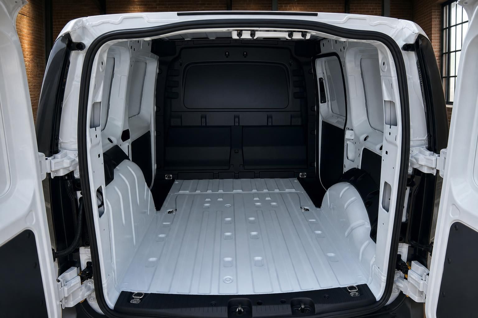 Ford Transit Courier Laderaum leer mit geöffneten Hecktüren