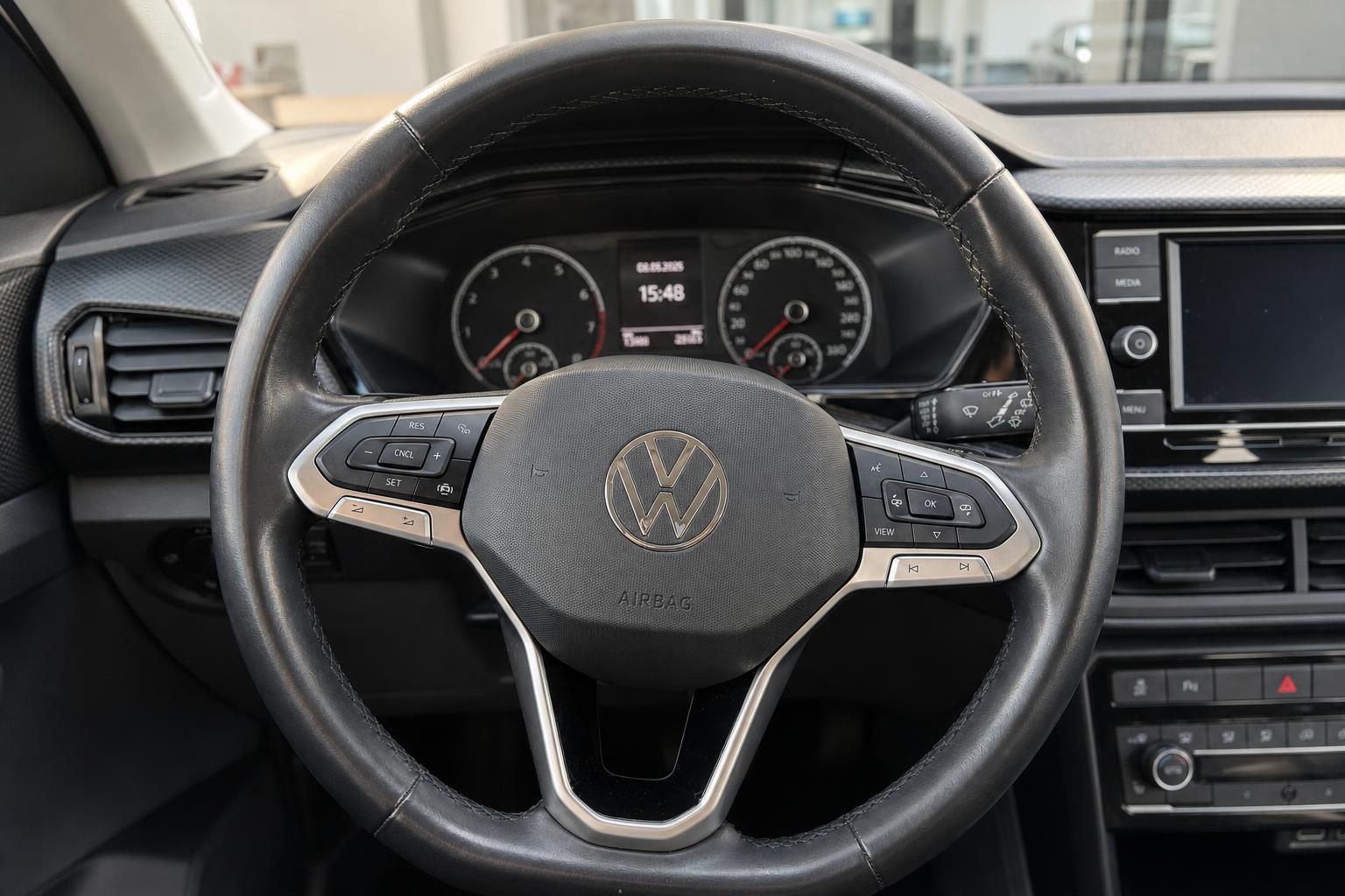 VW Lenkrad mit Tacho und Multifunktionstasten im Innenraum