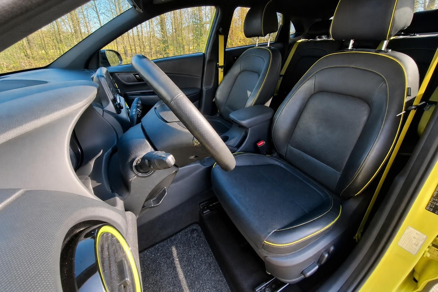 Hyundai Kona Innenraum mit schwarzer Lederausstattung, Lenkrad und Armaturenbrett