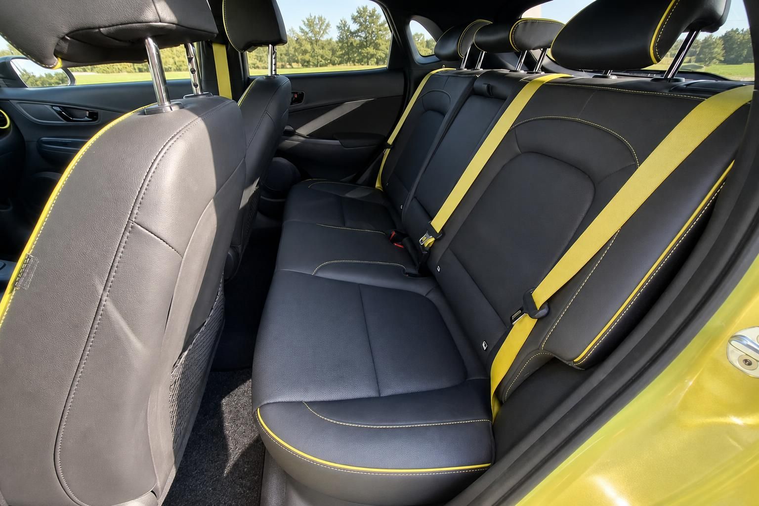Hyundai Kona Rücksitzbank mit gelben Designakzenten und schwarzer Lederausstattung