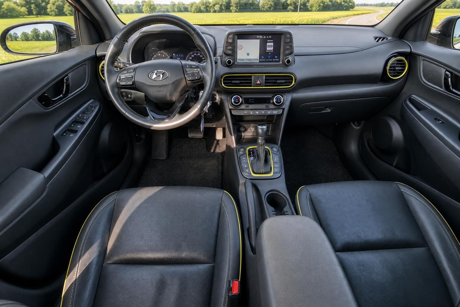 Hyundai Kona Cockpit mit Lenkrad, Touchscreen und gelben Interieur-Akzenten
