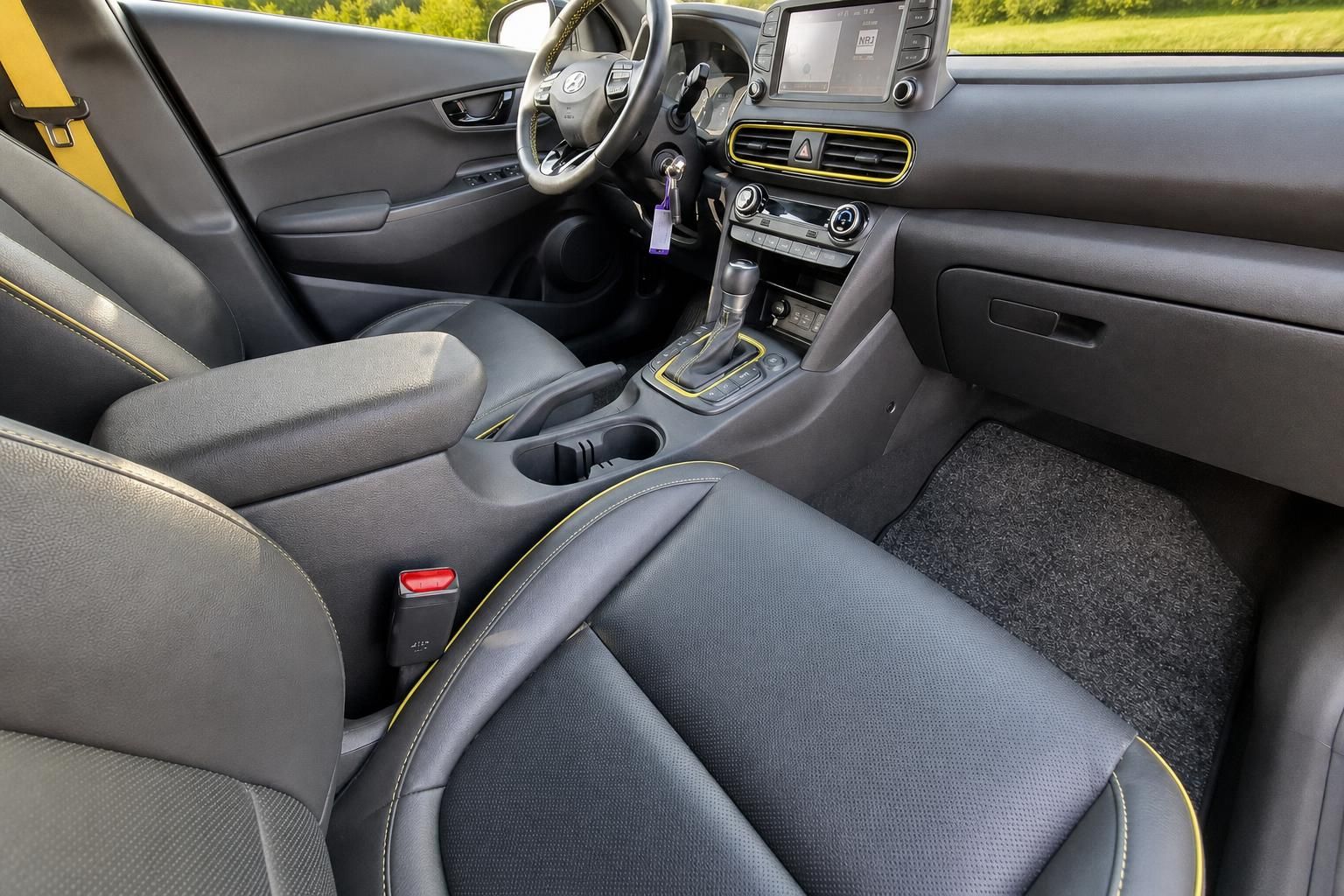 Hyundai Kona Innenraum Vordersitze mit gelben Akzenten und modernem Cockpit
